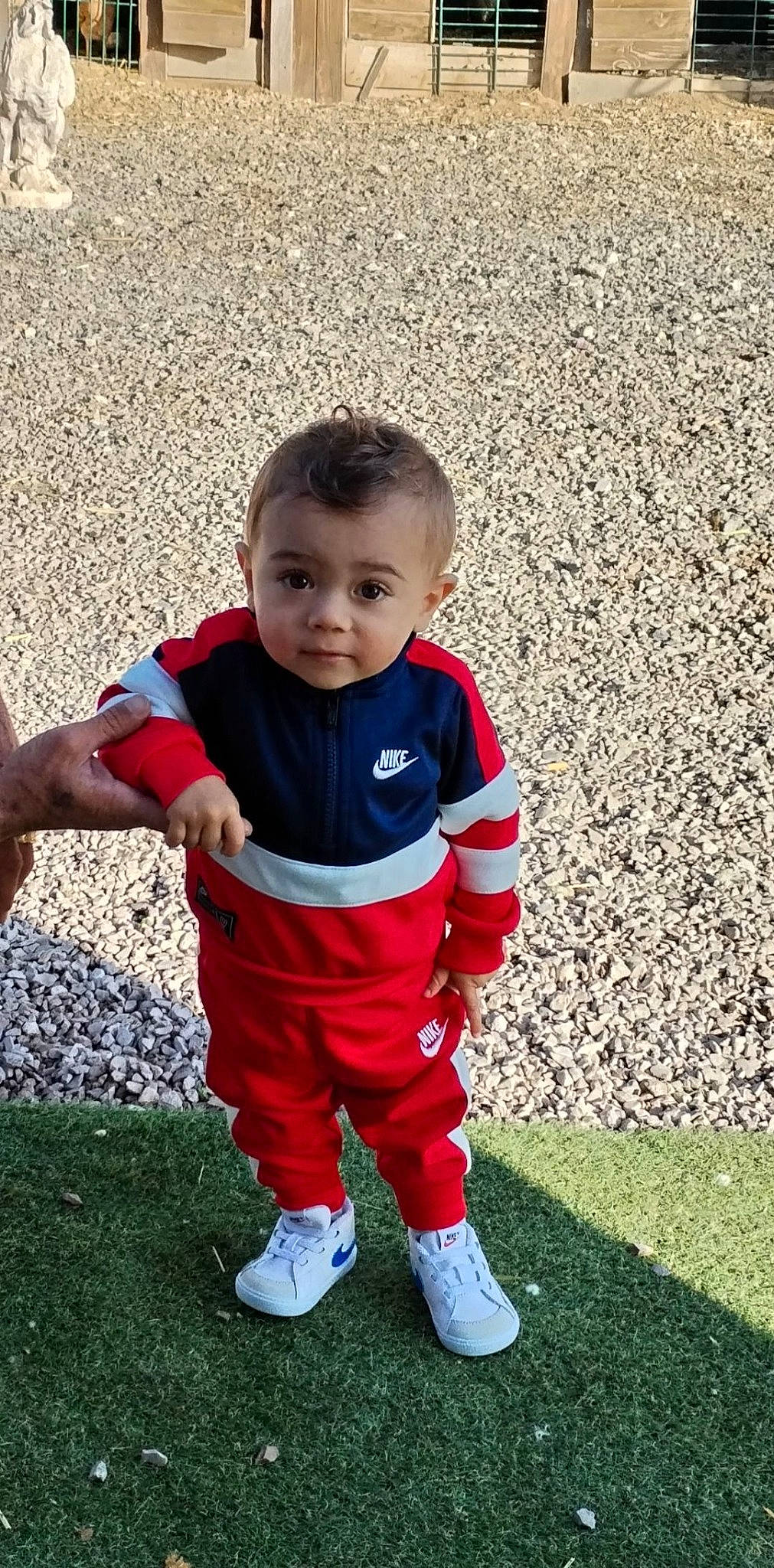 Firmin a rejoint le concours — aidez-le/la à gagner de superbes lots ! baby, baby_toddler_clothing, ball, carmine, child, flooring, fun, grass, knee, lawn, leisure, people_in_nature, person, plant, player, recreation, sitting, sneakers, sportswear, t_shirt