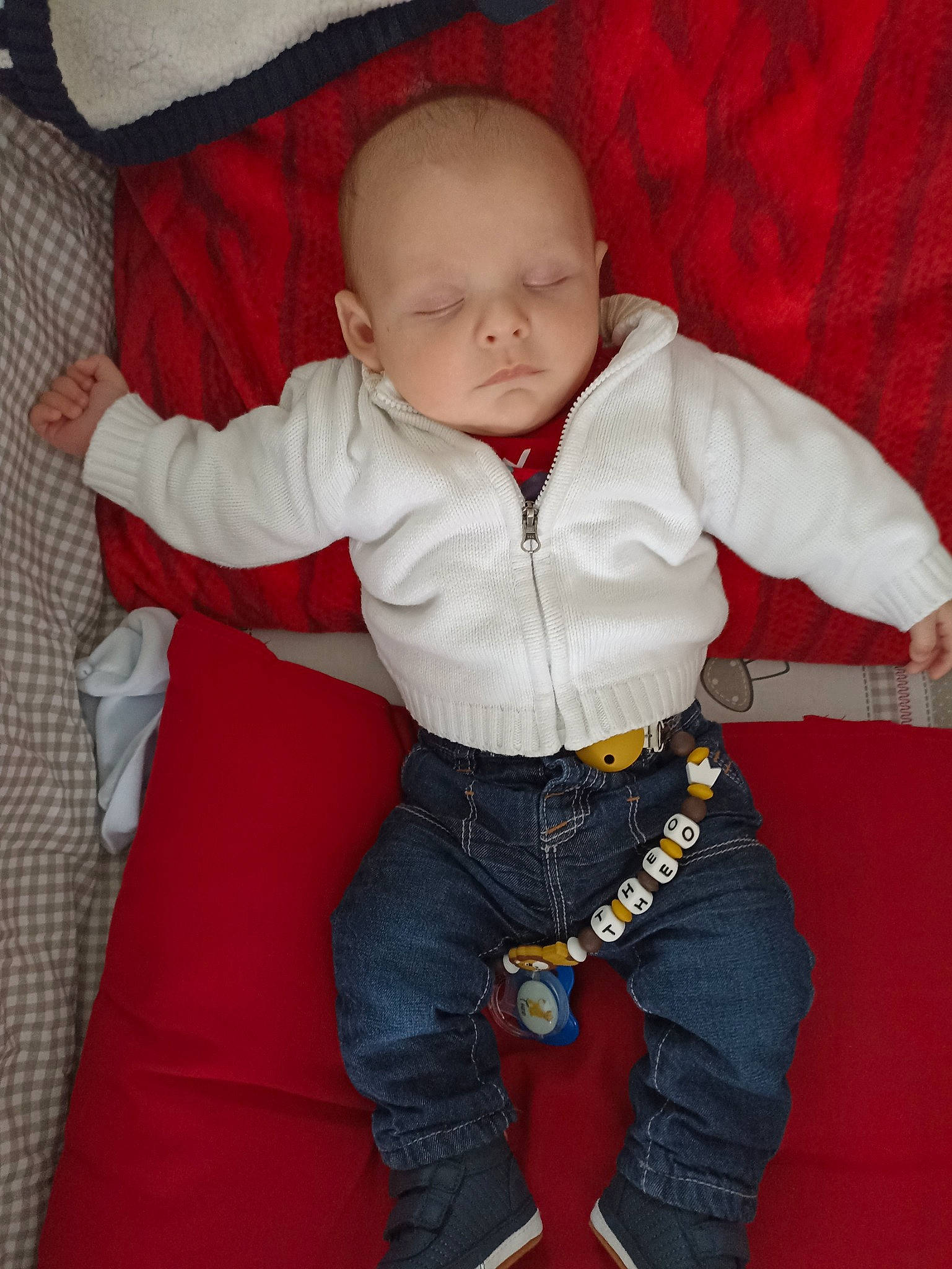 Théo a rejoint le concours — aidez-le/la à gagner de superbes lots ! abdomen, baby, baby_products, baby_toddler_clothing, carmine, cheek, comfort, finger, fun, head, jacket, lap, leg, nose, pattern, person, sitting, sleeve, textile, toddler