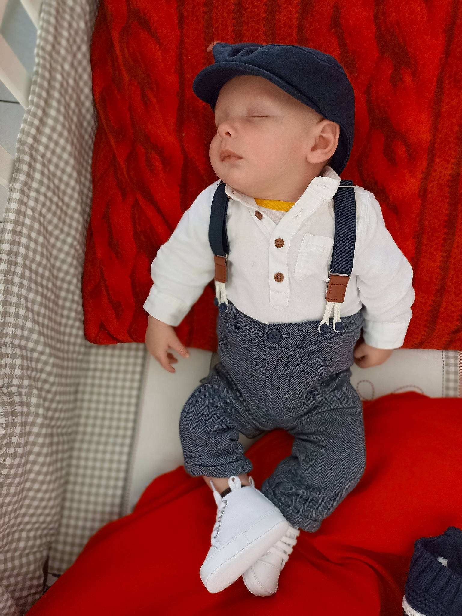 Théo participe au concours pour gagner de l'argent avec cette photo : baby_toddler_clothing, child, collar, cool, facial_expression, finger, fun, hairstyle, hat, human_body, knee, mammal, outerwear, person, shirt, shorts, sleeve, standing, t_shirt, thigh