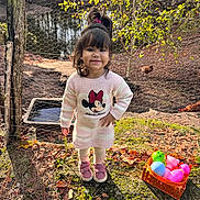 Amaia a rejoint le concours — aidez-le/la à gagner de superbes lots ! autumn, basket, child, cute, daylight, fence, footwear, girl, grass, happy, leaves, minnie_mouse, nature, outdoor, person, play, smiling, sweater, toy, tree