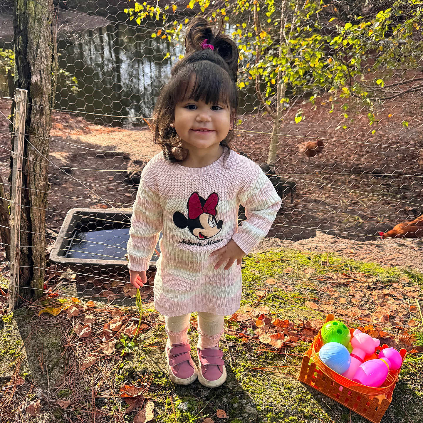 Amaia a rejoint le concours — aidez-le/la à gagner de superbes lots ! autumn, basket, child, cute, daylight, fence, footwear, girl, grass, happy, leaves, minnie_mouse, nature, outdoor, person, play, smiling, sweater, toy, tree