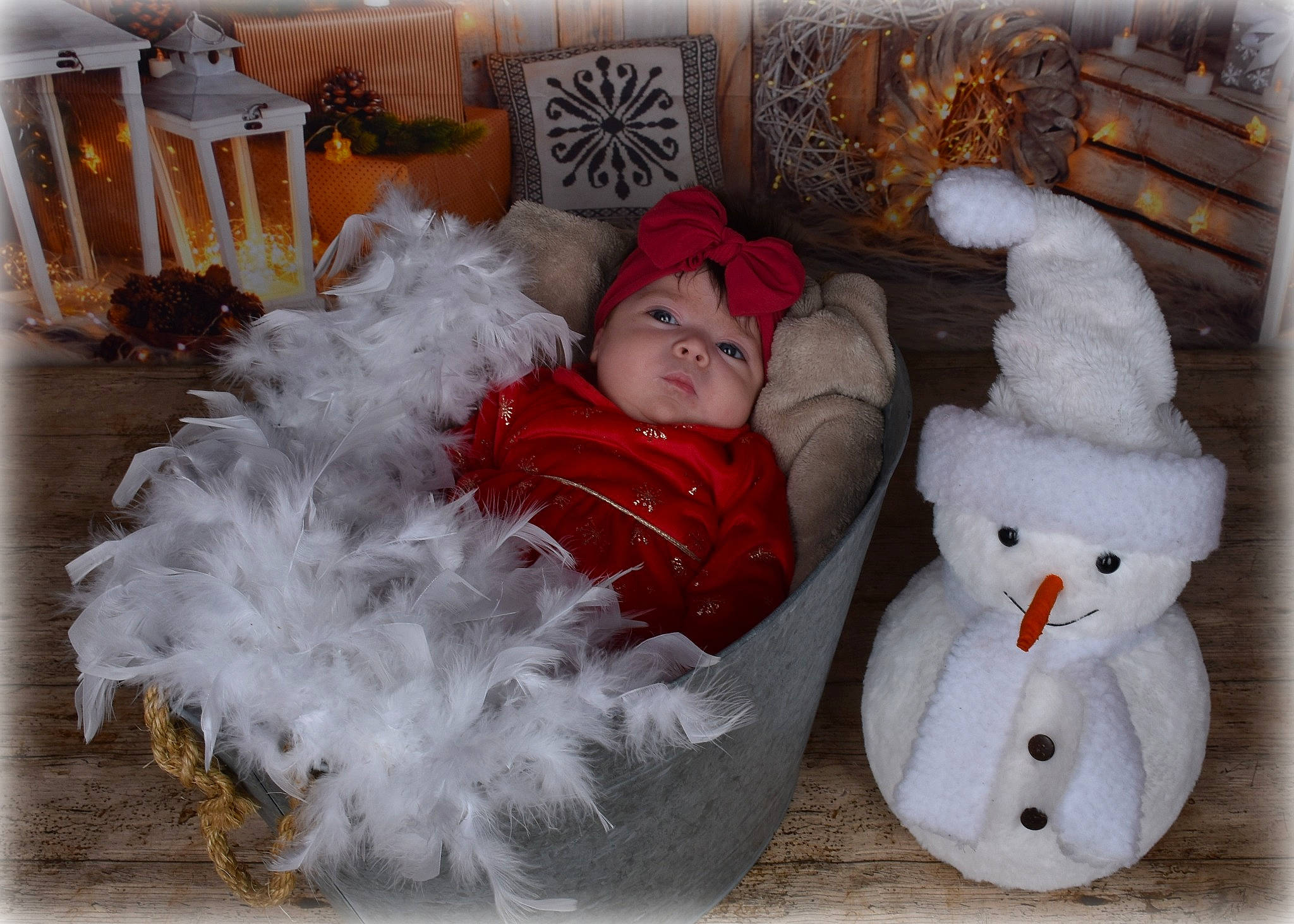 Manon participe au concours pour gagner de l'argent avec cette photo : art, carmine, christmas, christmas_decoration, christmas_eve, christmas_ornament, comfort, costume_hat, event, freezing, fur, hat, headwear, holiday, ornament, person, santa_claus, snow, snowman, toddler