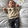 Nino a rejoint le concours — aidez-le/la à gagner de superbes lots ! baby, bed, cozy, cute, embroidered_animals, french_text, indoor, infant, lying_down, milestone_card, newborn, one_month, pacifier, parenting, portrait, socks, soft_lighting, sweater, top_view, white_bedding