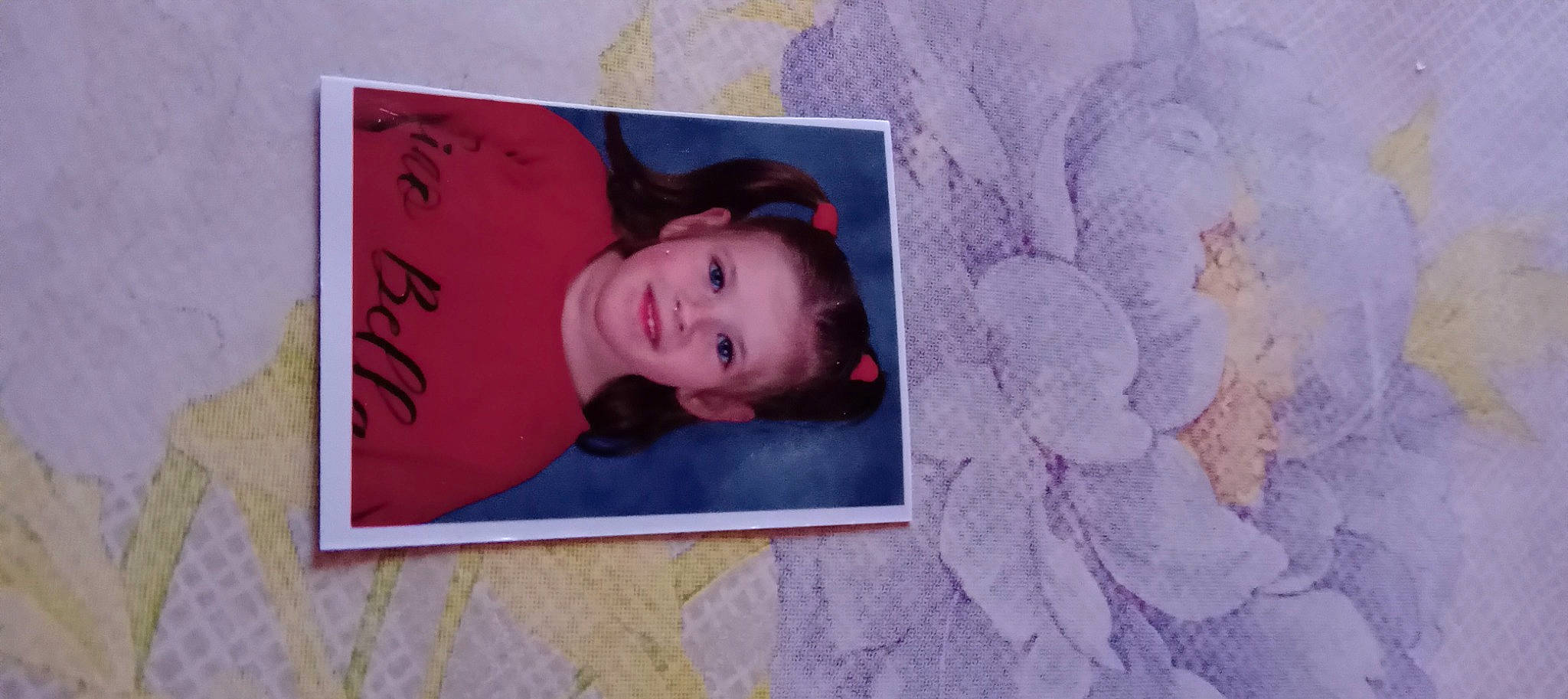 Séléna a rejoint le concours — aidez-le/la à gagner de superbes lots ! art, cheek, child, creative_arts, eyelash, joy, magenta, paint, paper, pattern, person, petal, picture_frame, pink, product, purple, rectangle, room, smile, violet