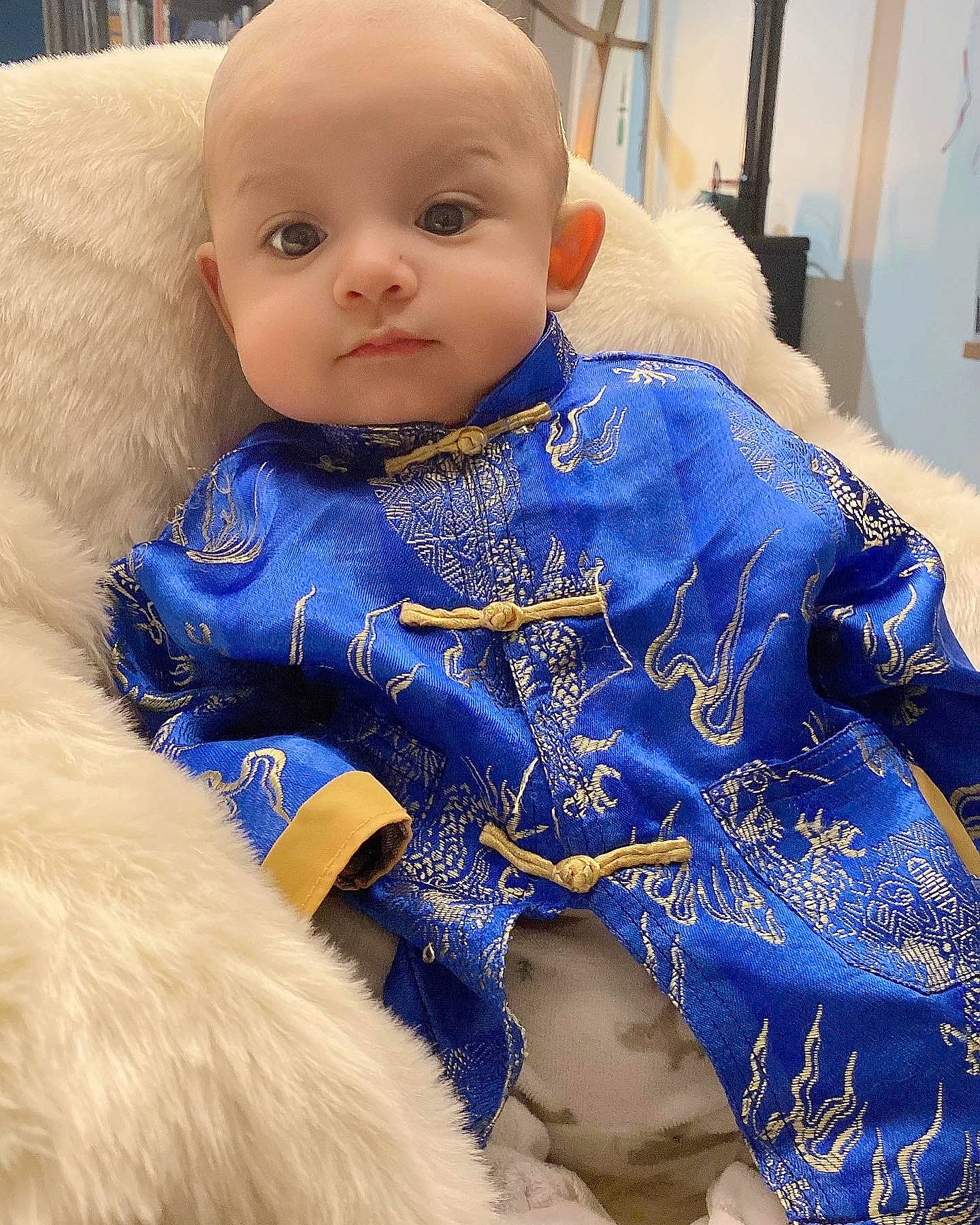 Luka participe au concours pour gagner de l'argent avec cette photo : baby, baby_toddler_clothing, child, collar, comfort, electric_blue, fashion_design, fun, fur, happy, iris, linens, neck, outerwear, pattern, person, sitting, sleeve, t_shirt, textile
