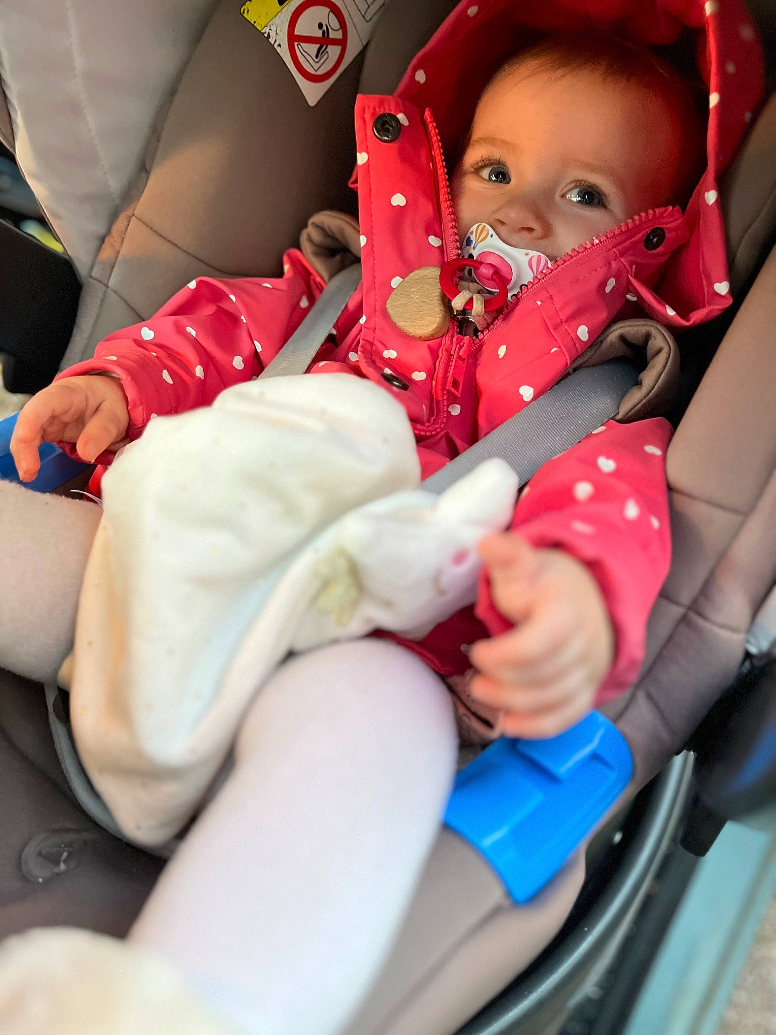 Naomie a rejoint le concours — aidez-le/la à gagner de superbes lots ! auto_part, baby, baby_carriage, baby_in_car_seat, baby_products, baby_toddler_clothing, car_seat, child, comfort, finger, helmet, motor_vehicle, mouth, person, personal_protective_equipment, seat_belt, service, steering_wheel, thigh, toddler