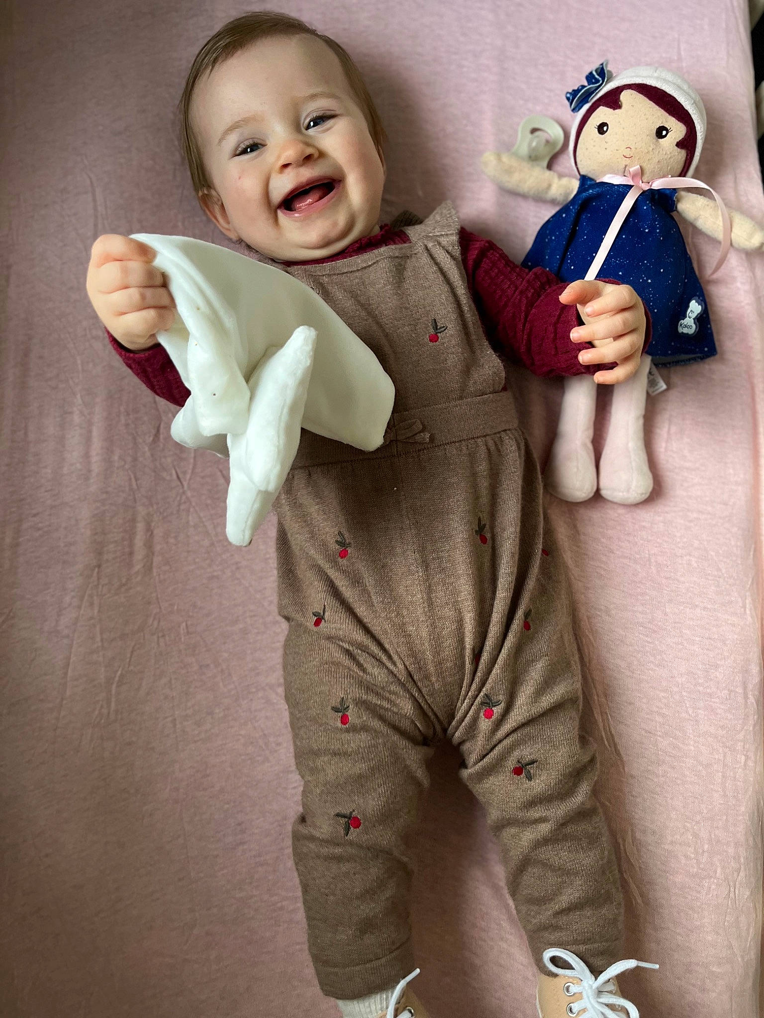 Naomie participe au concours pour gagner de l'argent avec cette photo : arm, baby, baby_toddler_clothing, collar, facial_expression, finger, gesture, hand, happy, head, joint, joy, leg, neck, organ, person, skin, sleeve, smile, textile