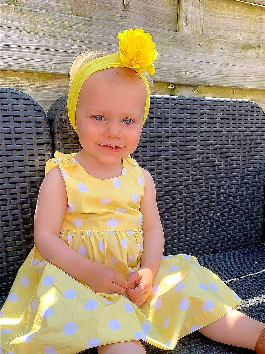 Louna participe au concours pour gagner de l'argent avec cette photo : baby, baby_toddler_clothing, child, costume_hat, event, facial_expression, fun, hairstyle, happy, headband, headpiece, human_leg, joy, magenta, pattern, person, pink, skin, smile, thigh