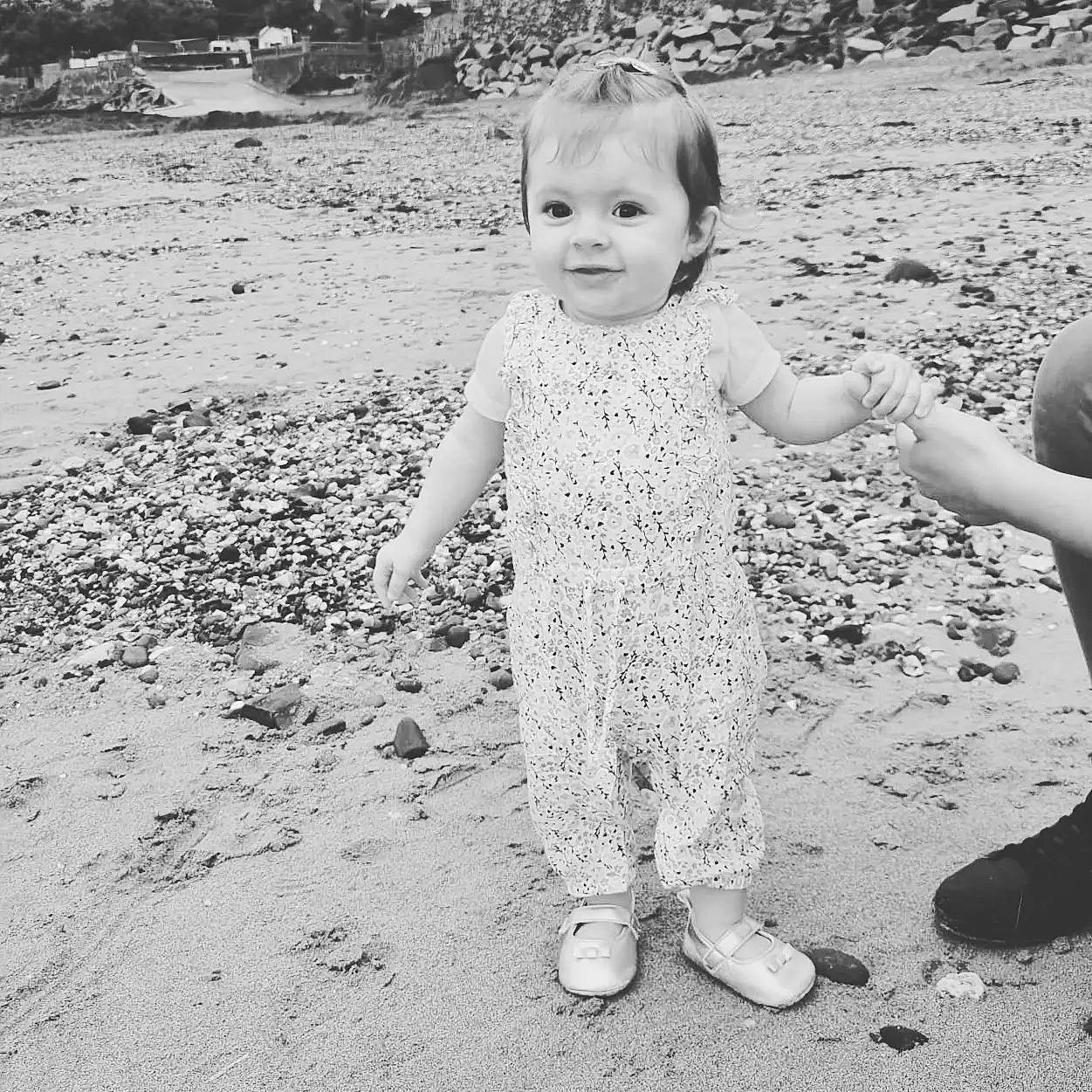 Inaya a rejoint le concours — aidez-le/la à gagner de superbes lots ! baby, beach, black_and_white, child, fun, gesture, grass, hand, happy, joy, monochrome, monochrome_photography, people_in_nature, person, recreation, sand, smile, soil, style, toddler