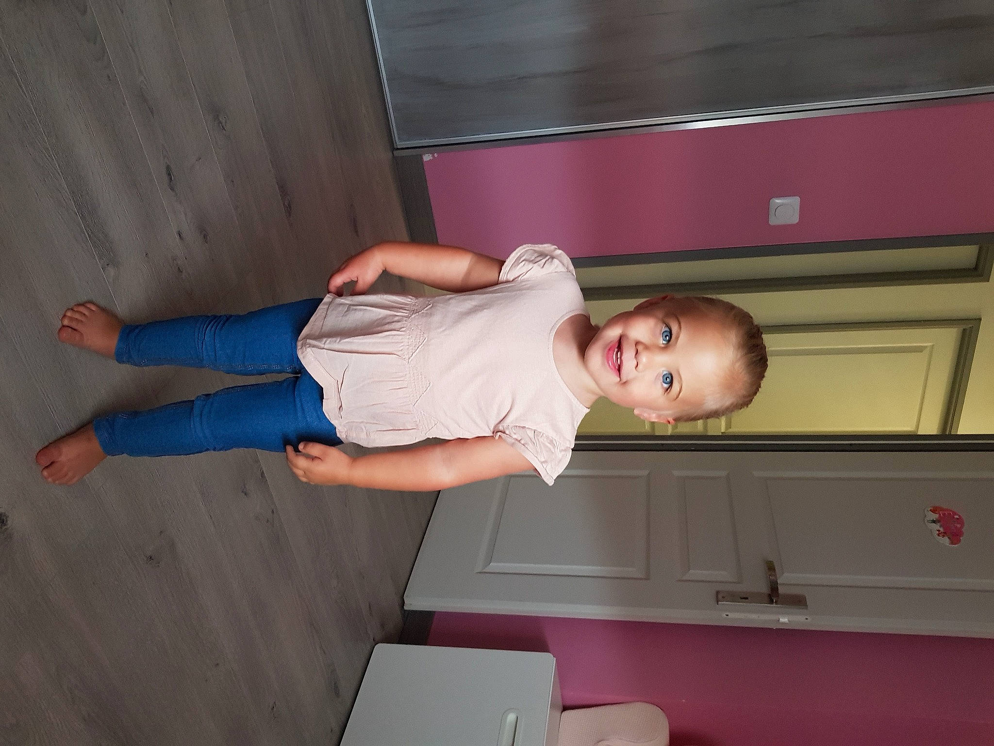 Emma a rejoint le concours — aidez-le/la à gagner de superbes lots ! baby, baby_toddler_clothing, balance, child, comfort, elbow, flooring, foot, fun, hardwood, human_leg, joint, joy, knee, person, room, sitting, thigh, toddler, walking_shoe