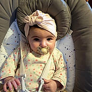 Louise participe au concours pour gagner de l'argent avec cette photo : baby, infant, pacifier, headwrap, polka_dot_onesie, onesie, harness, safety_strap, baby_seat, cushion, blanket, hand, eyes, face, cheeks, indoor, portrait, adorable, fabric, soft_lighting