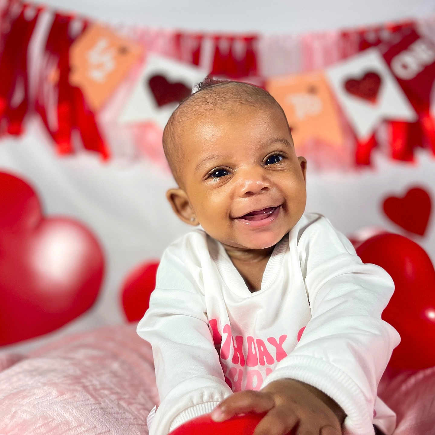Aghanni is registered to the contest to win money with this photo: baby, babylaughing, balloon, face, happy, head, person, photography, portrait, sitting, smile