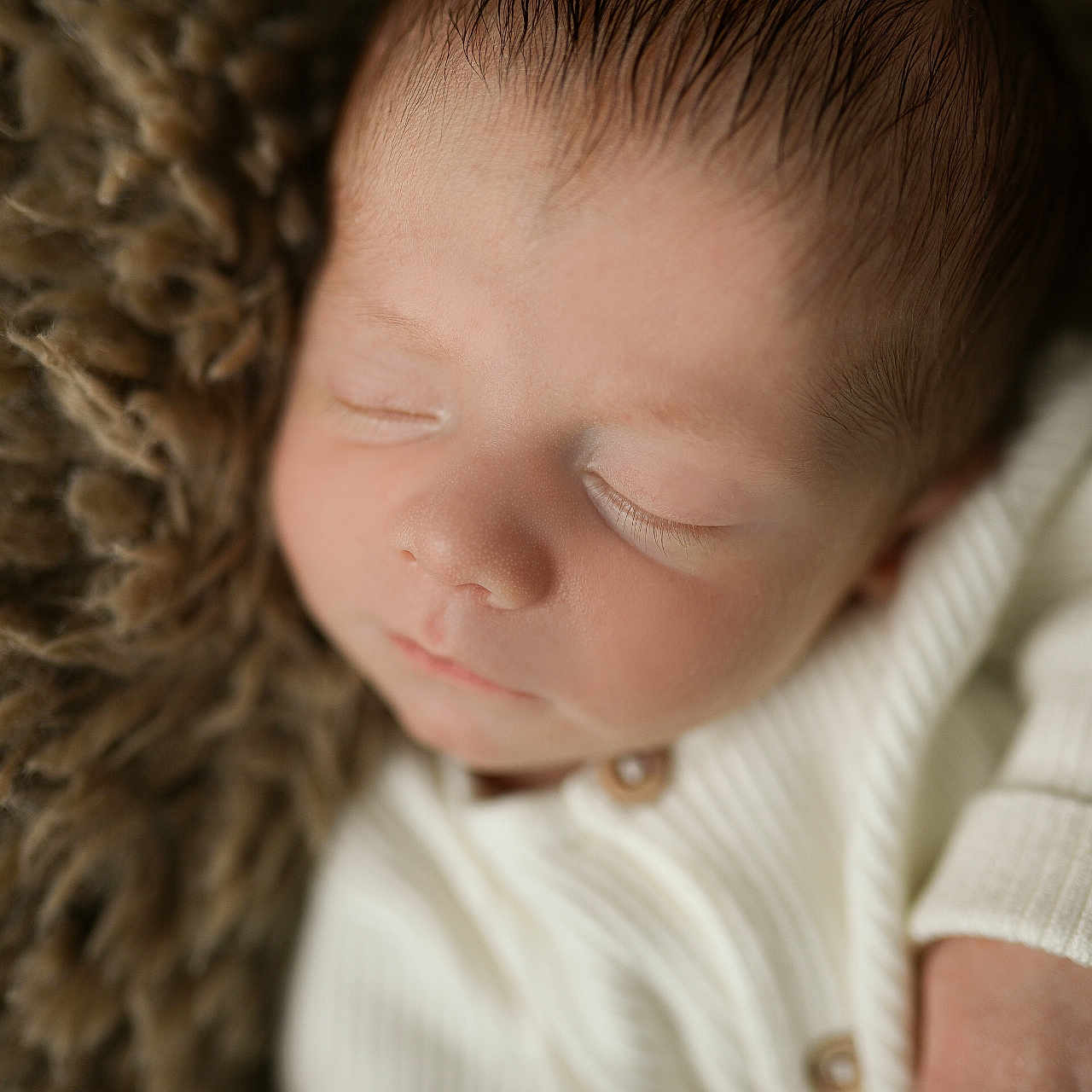 Aloys participe au concours pour gagner de l'argent avec cette photo : baby, blanket, bodypart, clothing, face, finger, hand, head, knitwear, newborn, person, photography, portrait, sleeping, sweater