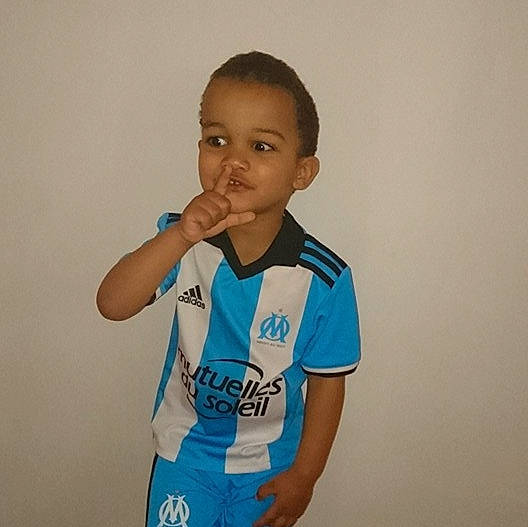 Kais a rejoint le concours — aidez-le/la à gagner de superbes lots ! arm, blue, child, finger, gesture, joint, person, shoulder, smile, sports_uniform, sportswear, t_shirt, thumb, toddler, turquoise