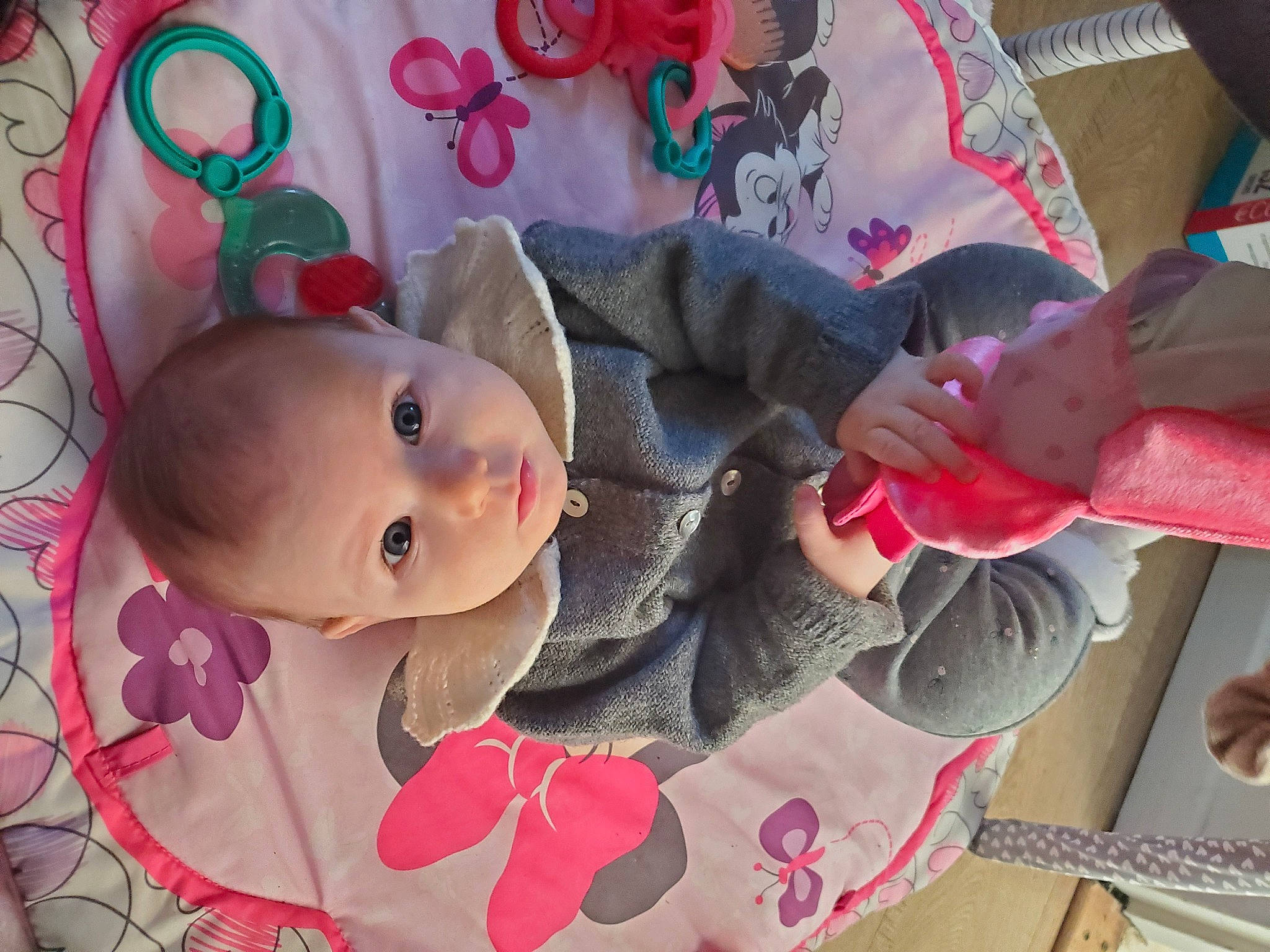 Lola a rejoint le concours — aidez-le/la à gagner de superbes lots ! baby, baby_products, baby_safety, baby_toddler_clothing, baby_toys, carmine, cheek, child, comfort, head, linens, magenta, pattern, pink, room, skin, textile, toddler