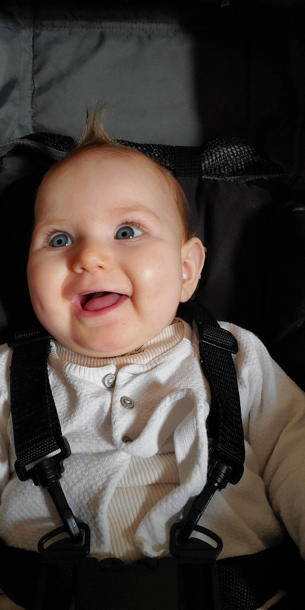 Lola a rejoint le concours — aidez-le/la à gagner de superbes lots ! baby, baby_toddler_clothing, cheek, chin, collar, eye, eyebrow, eyelash, flash_photography, happy, headgear, iris, lip, neck, nose, outerwear, person, skin, sleeve, smile