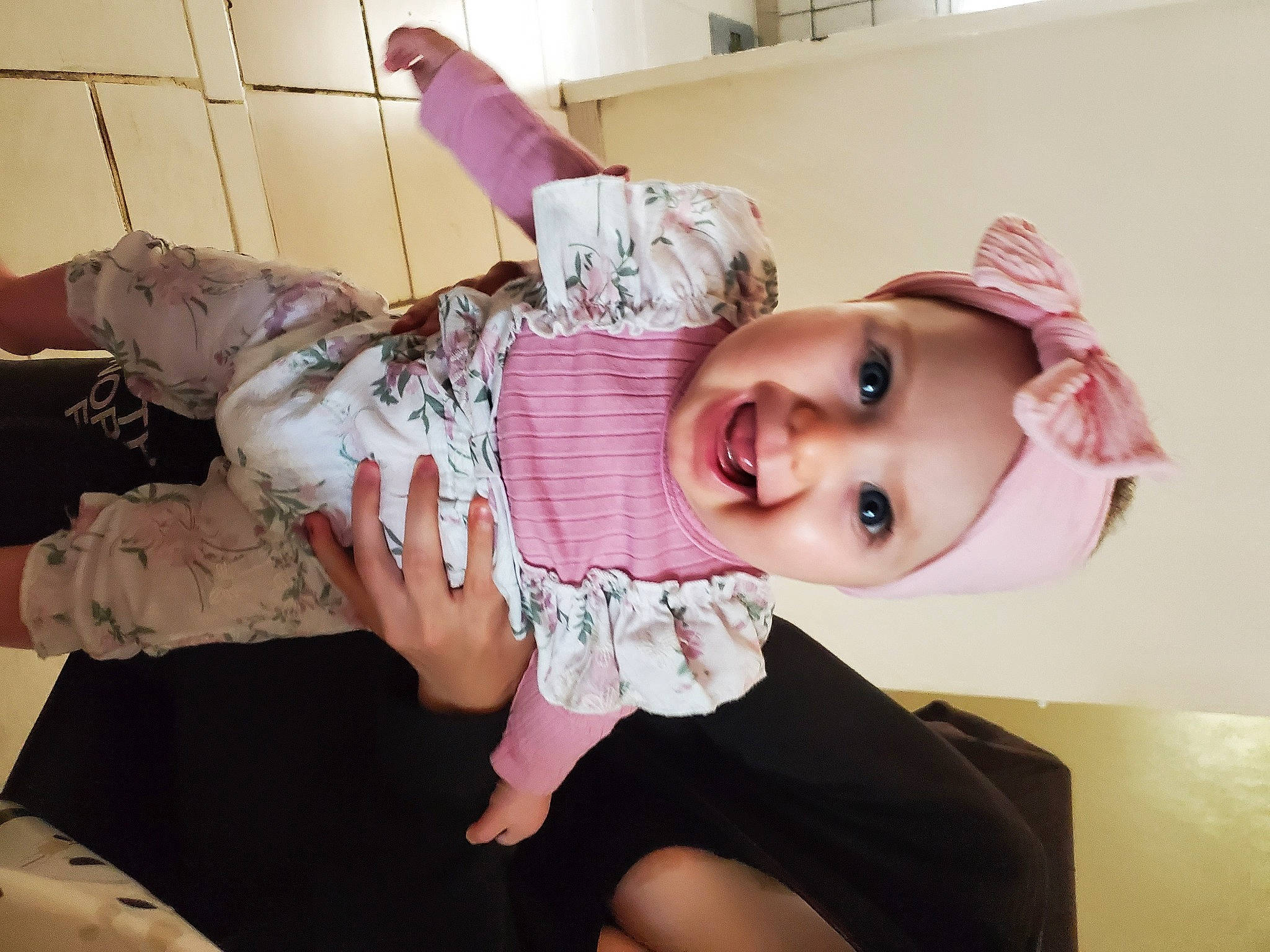 Lola a rejoint le concours — aidez-le/la à gagner de superbes lots ! baby, baby_toddler_clothing, child, comfort, eye, eyelash, finger, happy, hat, headgear, headwear, lip, mammal, mouth, person, pink, skin, sleeve, smile, sun_hat