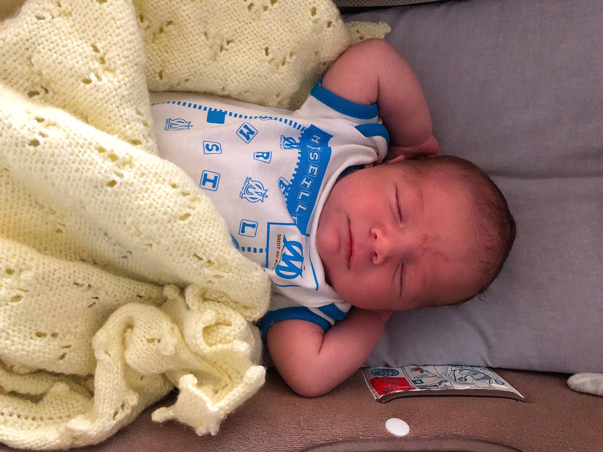 Noa participe au concours pour gagner de l'argent avec cette photo : arm, baby, baby_products, baby_sleeping, baby_toddler_clothing, bedding, bedtime, child, comfort, couch, finger, hand, happy, human_body, linens, pattern, person, sitting, skin, textile