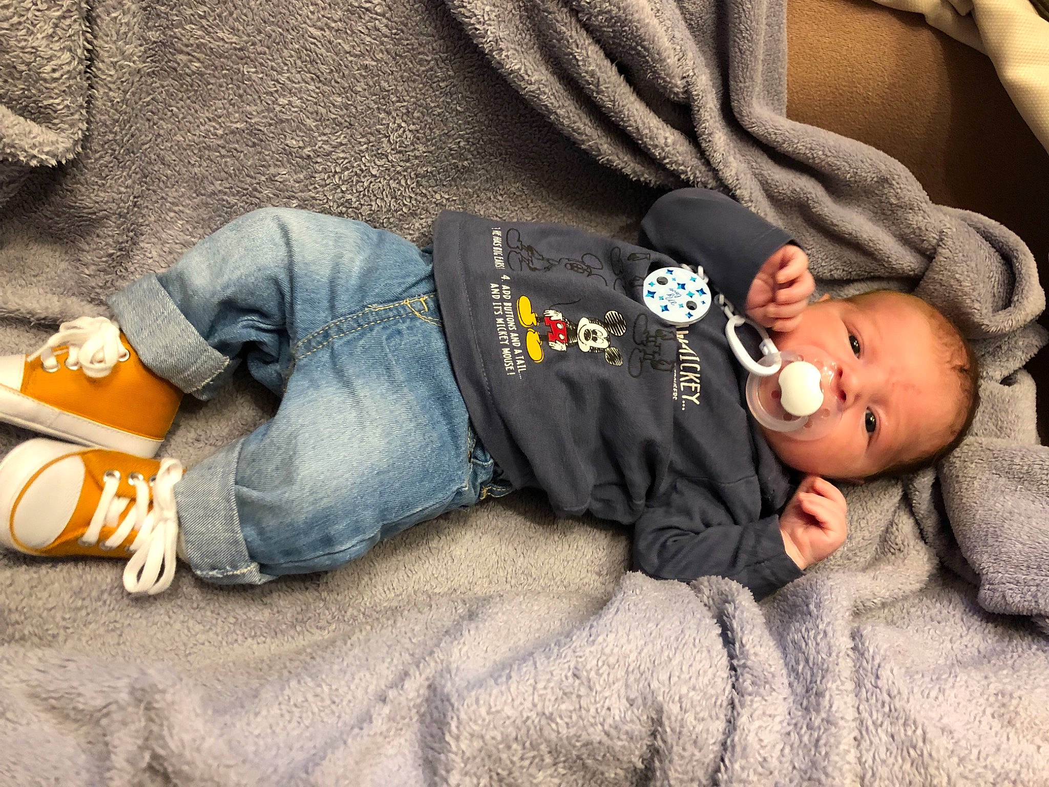 Noa a rejoint le concours — aidez-le/la à gagner de superbes lots ! baby, baby_toddler_clothing, child, comfort, finger, glasses, grey, hand, hat, headgear, human_leg, jeans, mammal, person, skin, sleeve, toddler, toy, tree, vertebrate