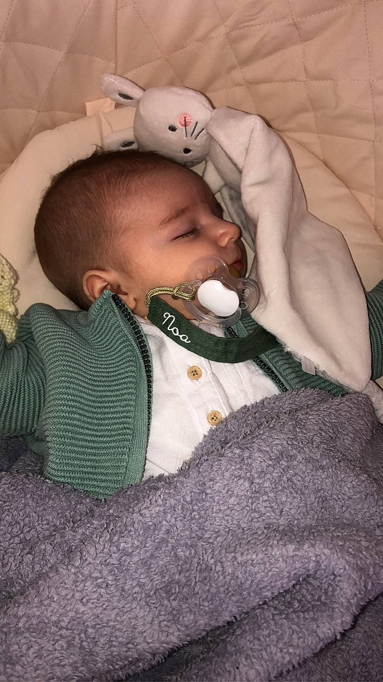 Noa participe au concours pour gagner de l'argent avec cette photo : baby, baby_sleeping, baby_toddler_clothing, cheek, chin, comfort, ear, eyebrow, eyelash, finger, hand, human_body, iris, mouth, neck, nose, person, skin, sleeve, textile