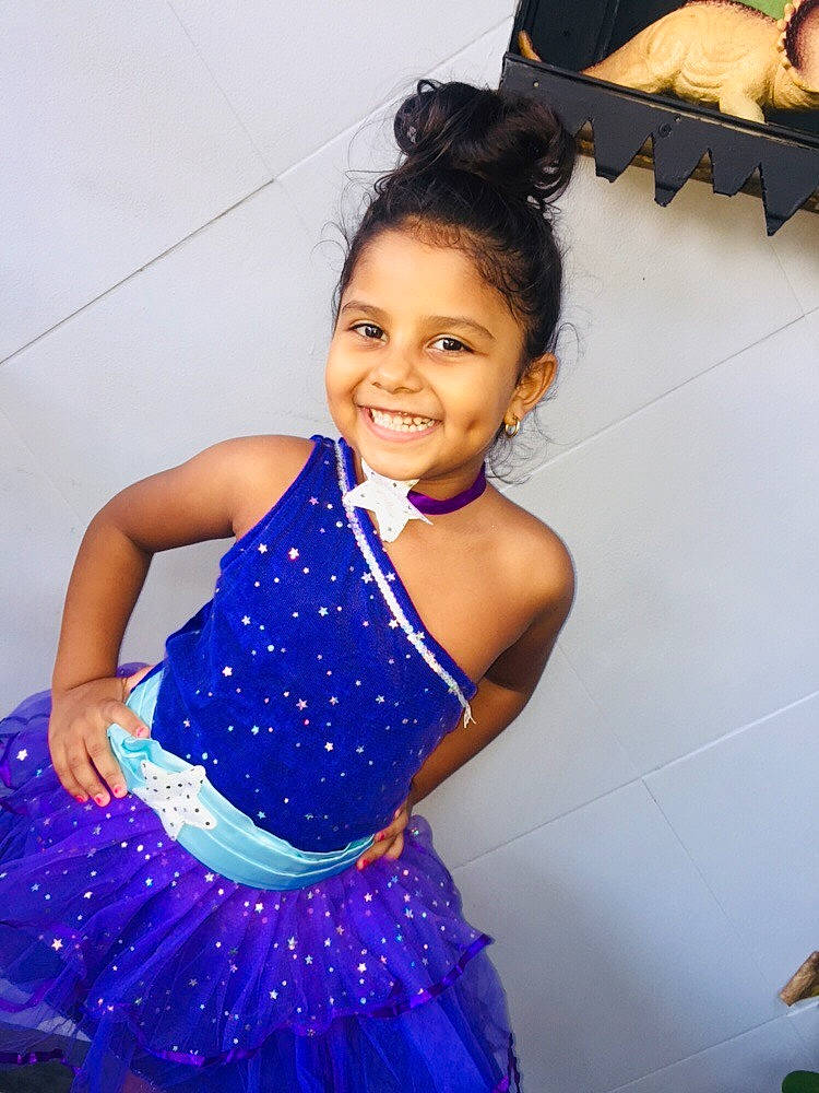 Djanaelle participe au concours pour gagner de l'argent avec cette photo : blue, child, child_model, costume, dance, dancer, dress, event, formal_wear, joy, performance, person, purple, smile