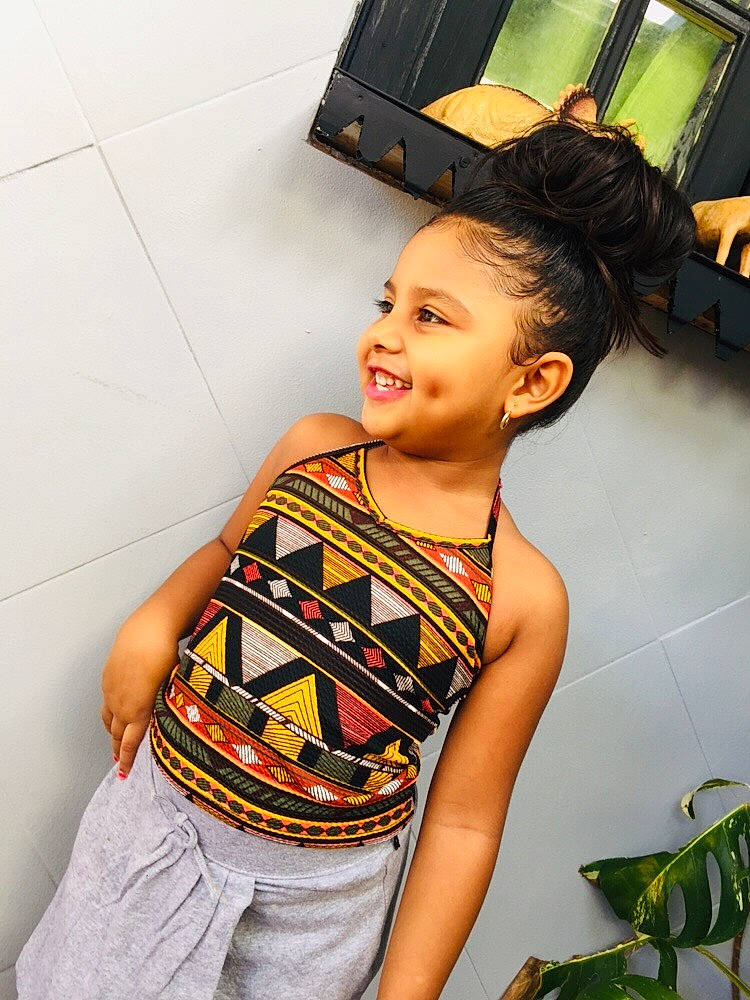 Djanaelle participe au concours pour gagner de l'argent avec cette photo : child, child_model, cool, fun, joy, person, photo_shoot, photography, shoulder, style, t_shirt, toddler, vacation, yellow