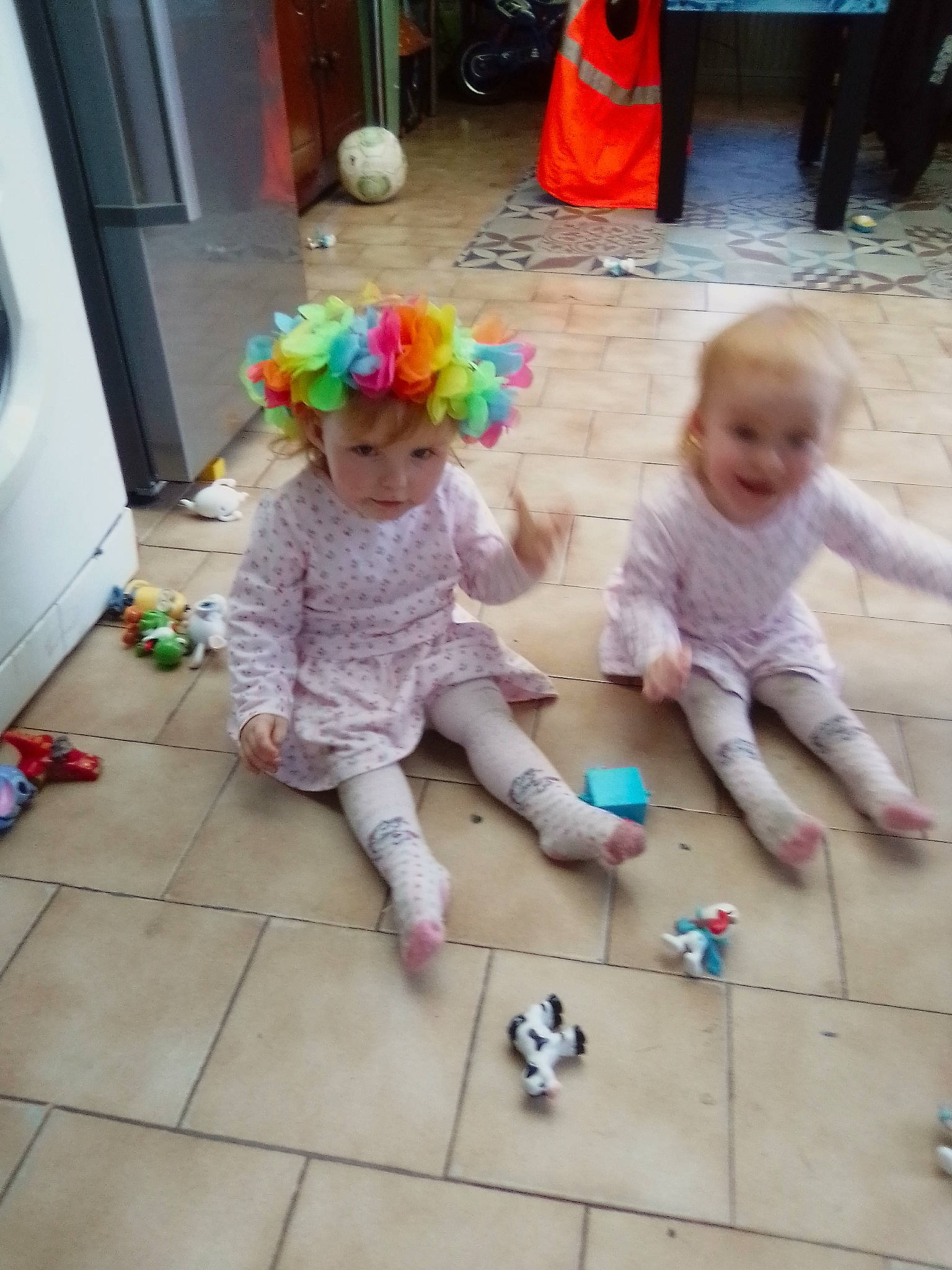 Sarahvannesa a rejoint le concours — aidez-le/la à gagner de superbes lots ! baby, baby_toddler_clothing, child, door, floor, flooring, foot, fun, happy, hardwood, headwear, joy, leg, leisure, mammal, person, play, sitting, standing, toddler