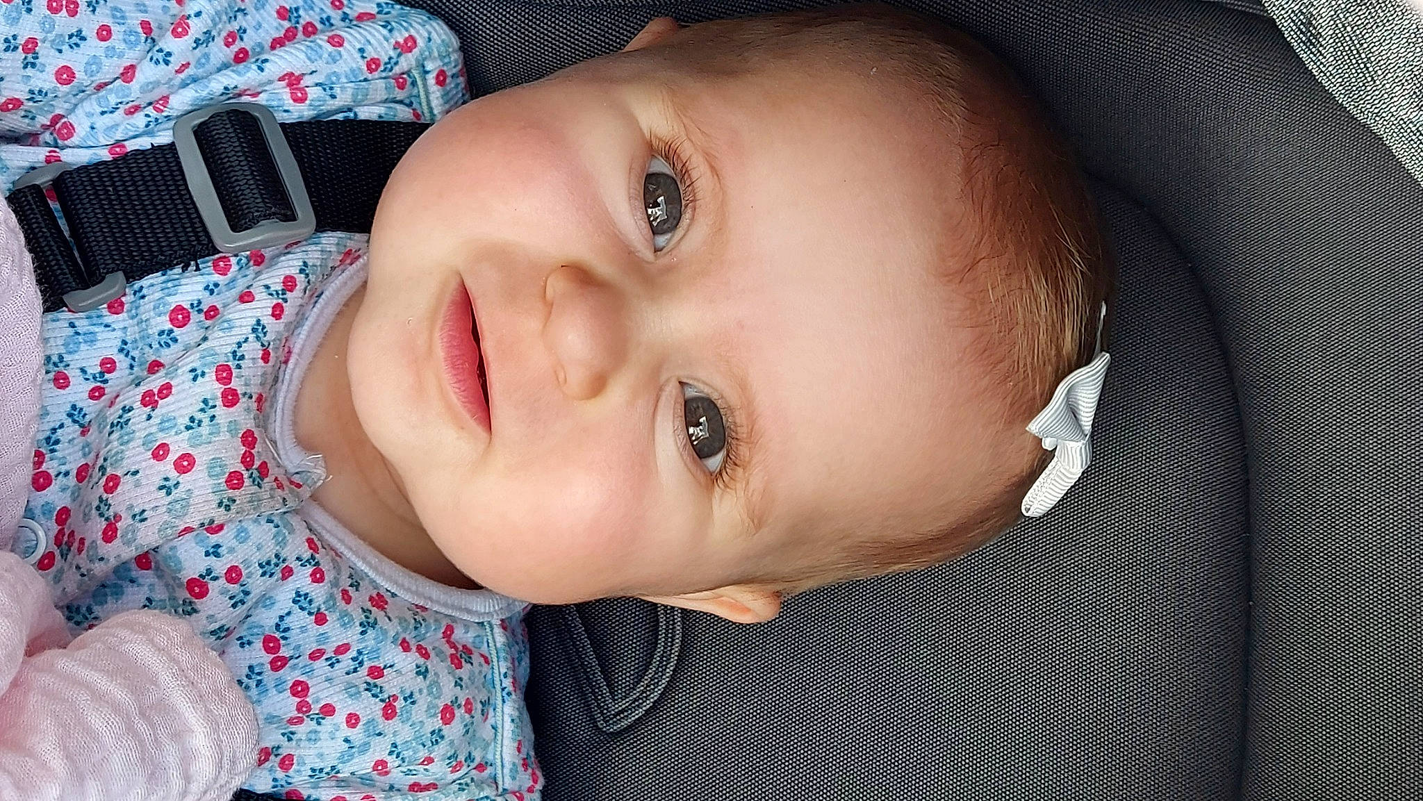 Azélia a rejoint le concours — aidez-le/la à gagner de superbes lots ! baby, baby_toddler_clothing, cheek, chin, eyebrow, eyelash, flash_photography, forehead, happy, head, human, iris, lip, mouth, neck, nose, person, skin, sleeve, smile