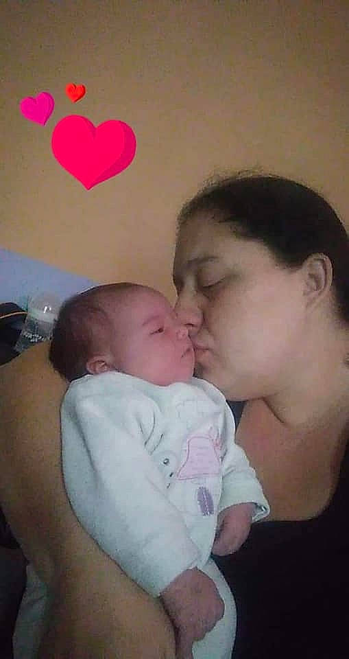 Tiana participe au concours pour gagner de l'argent avec cette photo : baby_toddler_clothing, cheek, child, chin, comfort, ear, eyebrow, face, finger, forehead, head, interaction, lip, love, mammal, people, person, photograph, pink, red