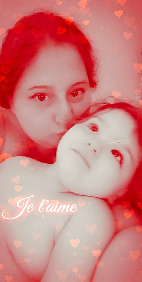 Tiana participe au concours pour gagner de l'argent avec cette photo : beauty, cheek, flesh, forehead, heart, holiday, interaction, iris, lip, love, mouth, organ, person, photo_caption, red, romance, skin