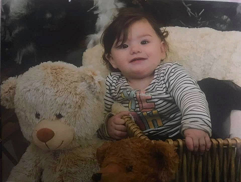 Tiana participe au concours pour gagner de l'argent avec cette photo : baby, baby_toddler_clothing, baby_toys, bear, fur, human, living_room, person, plush, stuffed_toy, teddy_bear, textile, toddler, toy