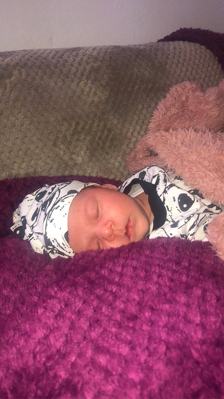 Malo participe au concours pour gagner de l'argent avec cette photo : baby, baby_products, baby_sleeping, baby_toddler_clothing, beanie, bedtime, blanket, cheek, child, comfort, couch, headwear, linens, nap, person, pink, purple, sleep, textile, thread