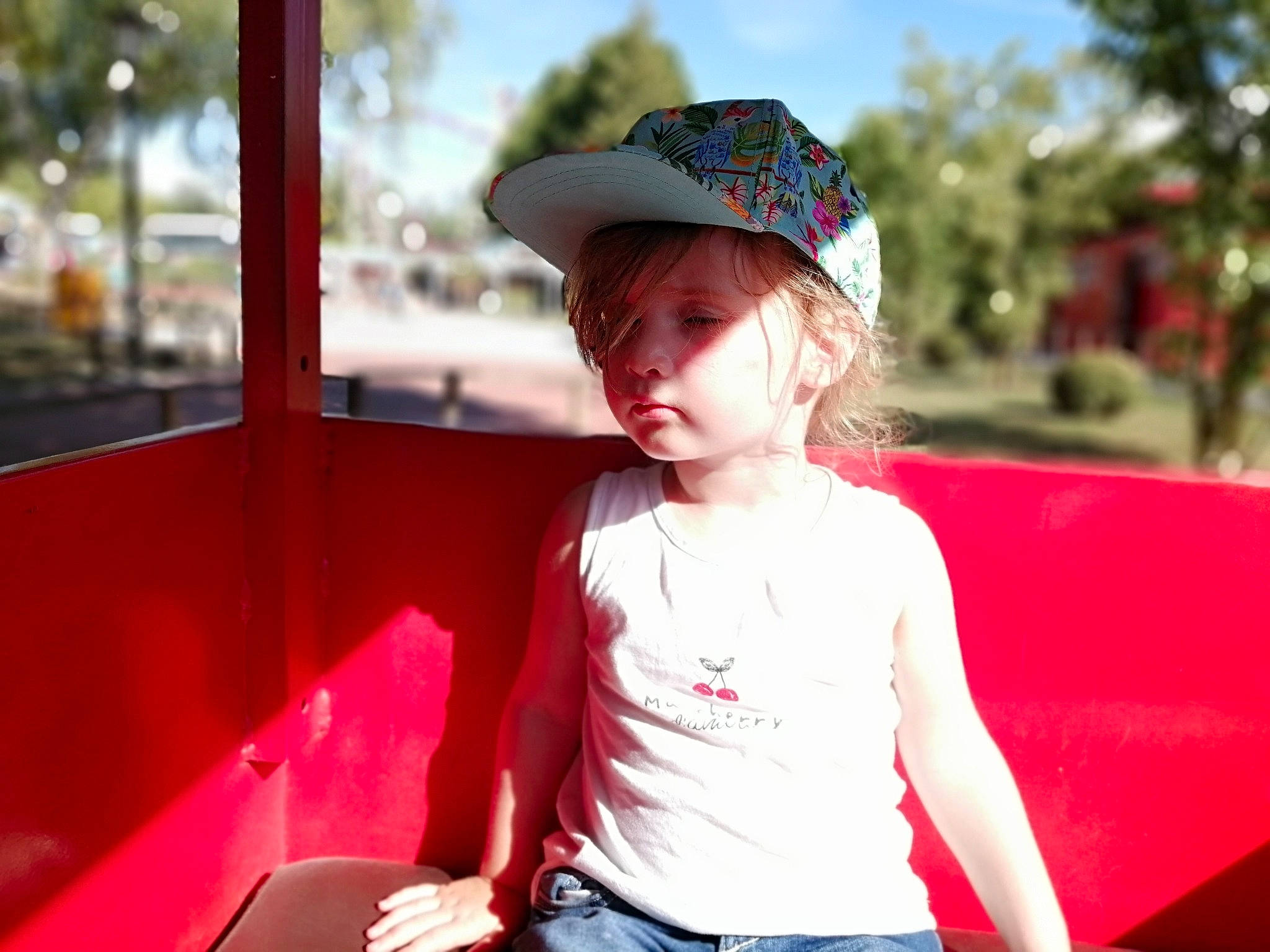 Apolline participe au concours pour gagner de l'argent avec cette photo : baseball_cap, cap, child, child_model, clothing, fashion_accessory, fun, hat, headgear, leisure, person, play, smile, sun_hat, toddler, vacation