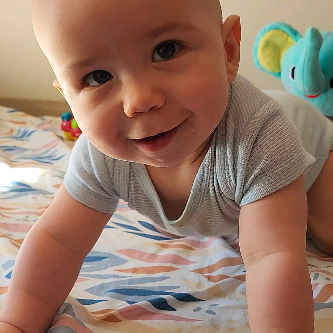 Isaac a rejoint le concours — aidez-le/la à gagner de superbes lots ! baby, babycrawling, bed, bedroom, crawling, cushion, face, furniture, happy, head, homedecor, indoors, newborn, person, photography, portrait, quilt, room, sitting, smile