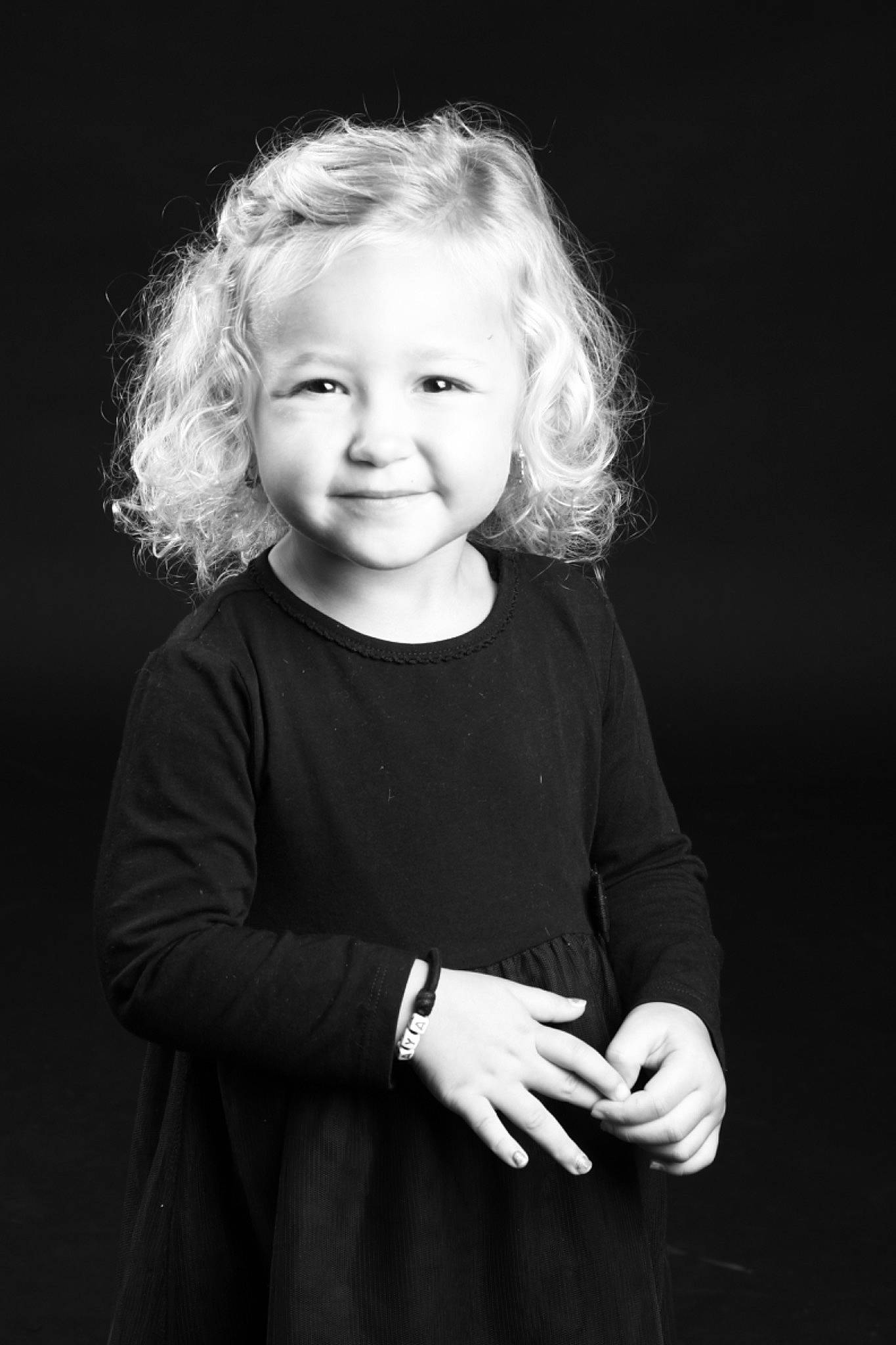 Linaya a rejoint le concours — aidez-le/la à gagner de superbes lots ! baby, baby_toddler_clothing, black_and_white, blond, cheek, cool, flash_photography, fun, gesture, hair, happy, iris, joy, monochrome, monochrome_photography, person, sleeve, smile, standing, style