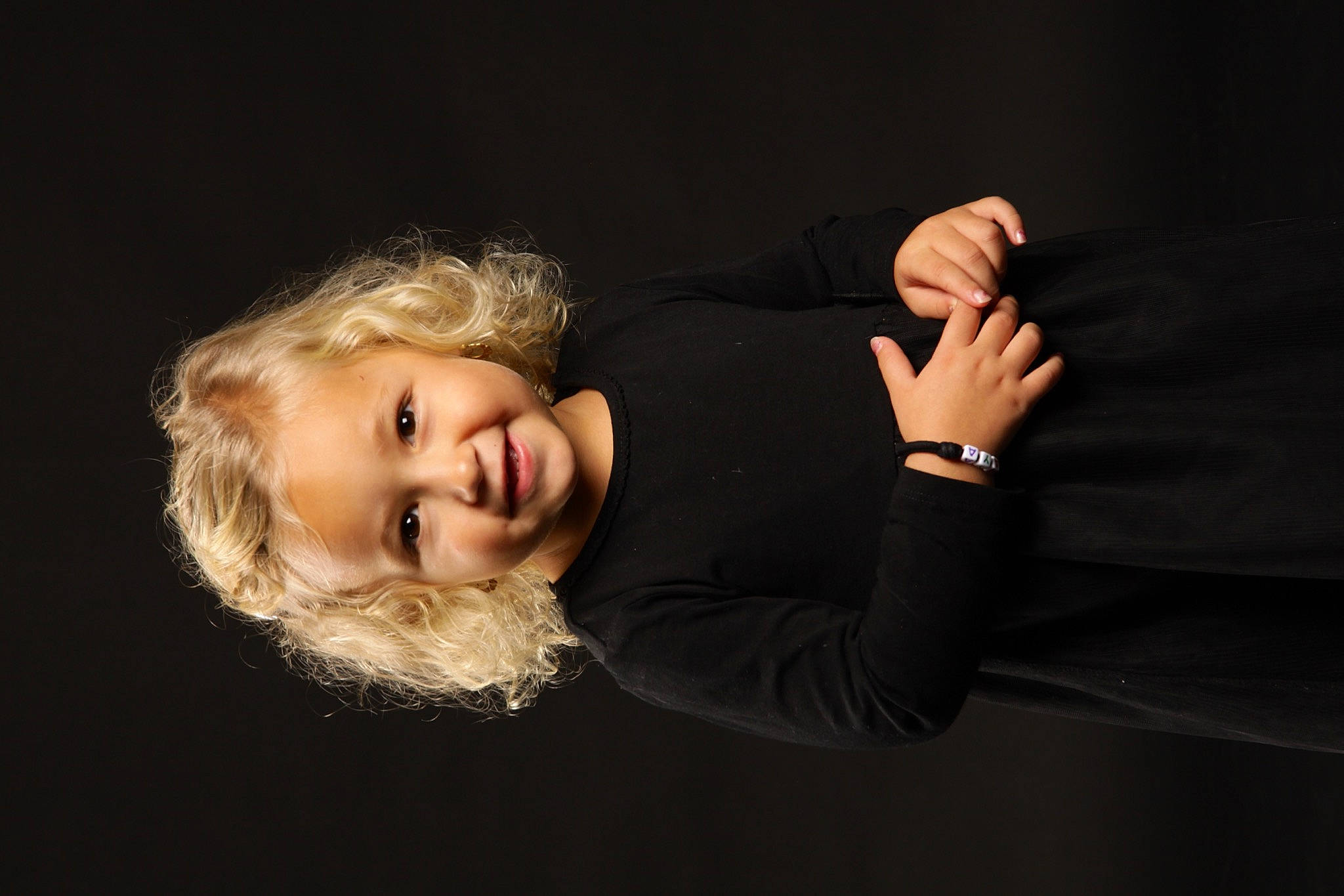 Linaya participe au concours pour gagner de l'argent avec cette photo : arm, cheek, child, darkness, elbow, entertainment, event, flash_photography, formal_wear, fun, gesture, hand, happy, human_body, joy, performance, person, sitting, sleeve, smile