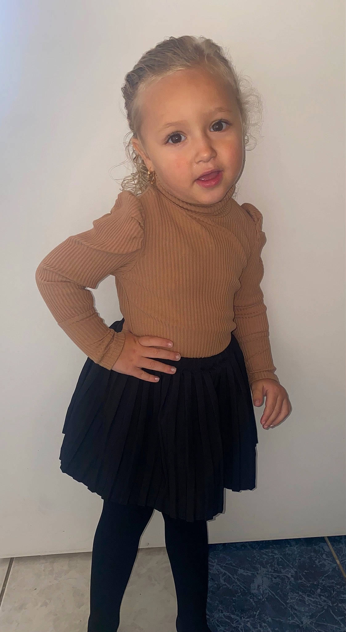 Linaya participe au concours pour gagner de l'argent avec cette photo : abdomen, arm, baby_toddler_clothing, day_dress, gesture, grey, human_body, joint, knee, neck, one_piece_garment, pattern, person, shoulder, sleeve, t_shirt, thigh, toddler, trunk, waist