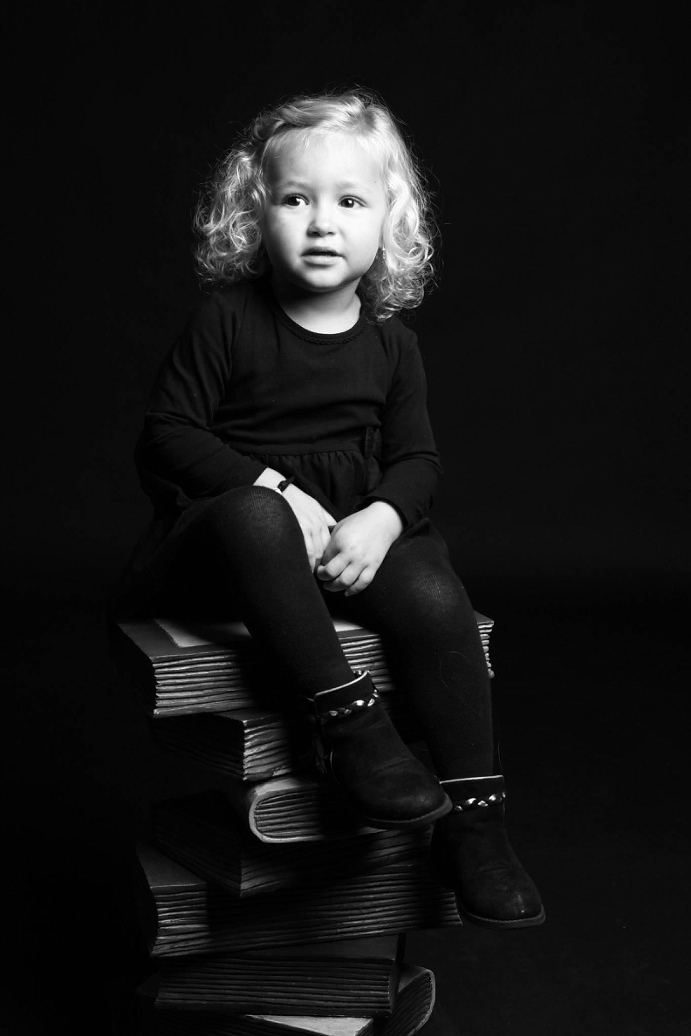 Linaya participe au concours pour gagner de l'argent avec cette photo : black, boot, darkness, eye, flash_photography, grey, hairstyle, human_leg, knee, long_hair, monochrome, monochrome_photography, person, shoulder, sleeve, sneakers, sock, style, t_shirt, thigh