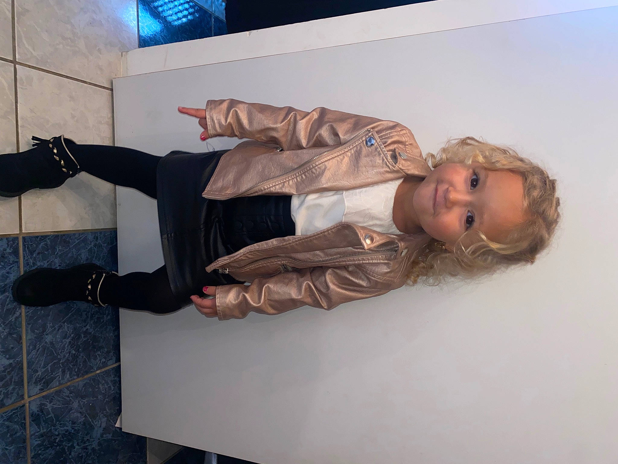 Linaya participe au concours pour gagner de l'argent avec cette photo : comfort, flooring, foot, fun, fur, glove, human_leg, knee, leg, person, room, sitting, smile, thigh