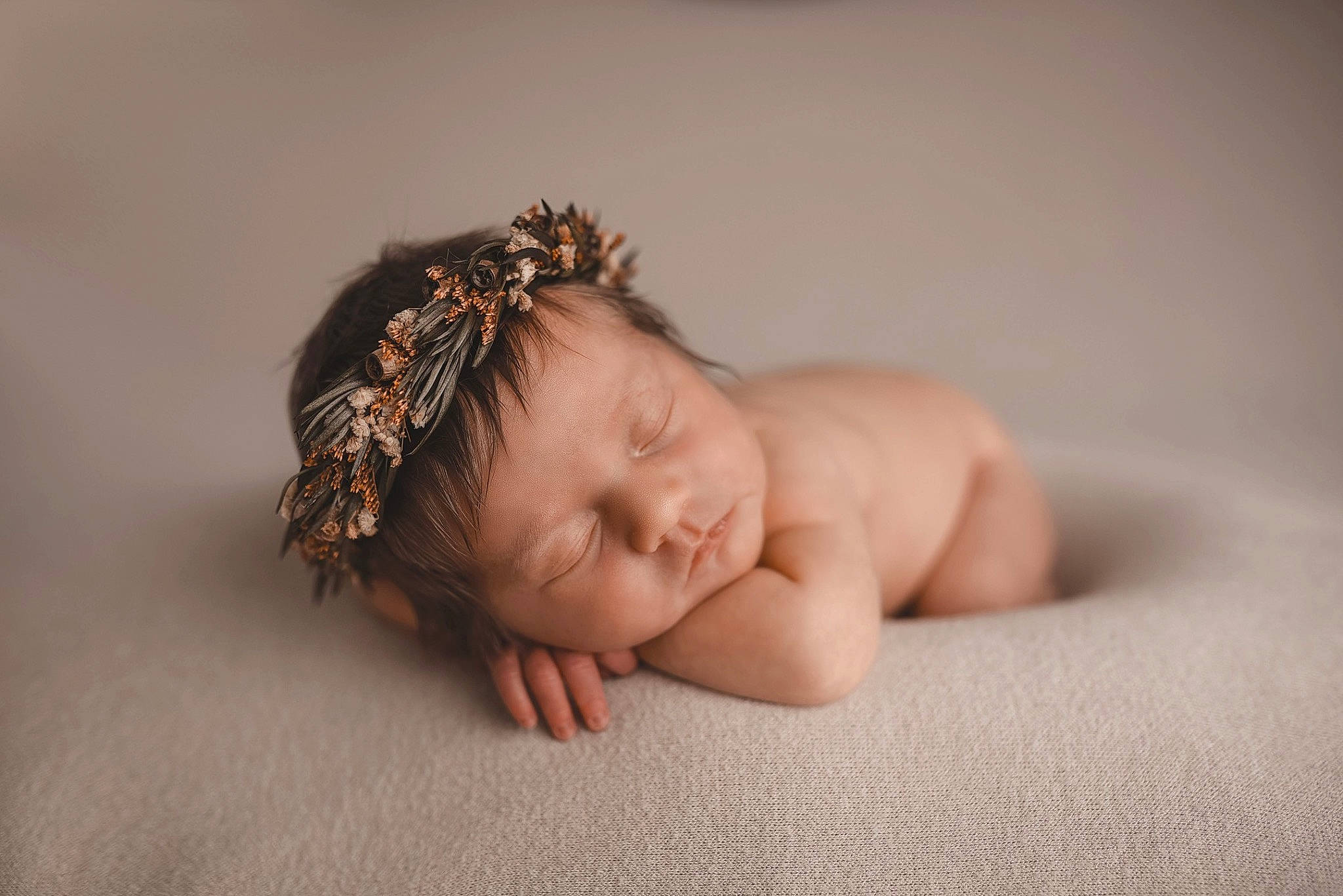 Jade a rejoint le concours — aidez-le/la à gagner de superbes lots ! baby, baby_toddler_clothing, child, comfort, fashion_accessory, flash_photography, flooring, foot, fur, hair_accessory, happy, headband, headpiece, jewellery, linens, person, photo_shoot, portrait_photography, sitting, toddler