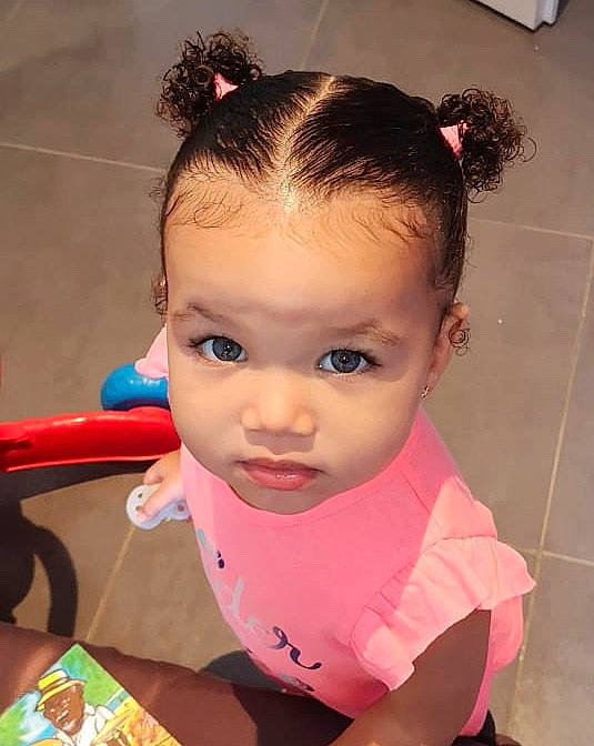 Cassandre participe au concours pour gagner de l'argent avec cette photo : baby, beauty, cheek, child, chin, ear, eye, eyebrow, face, forehead, hair, hair_accessory, hairstyle, head, lip, neck, nose, person, pink, skin