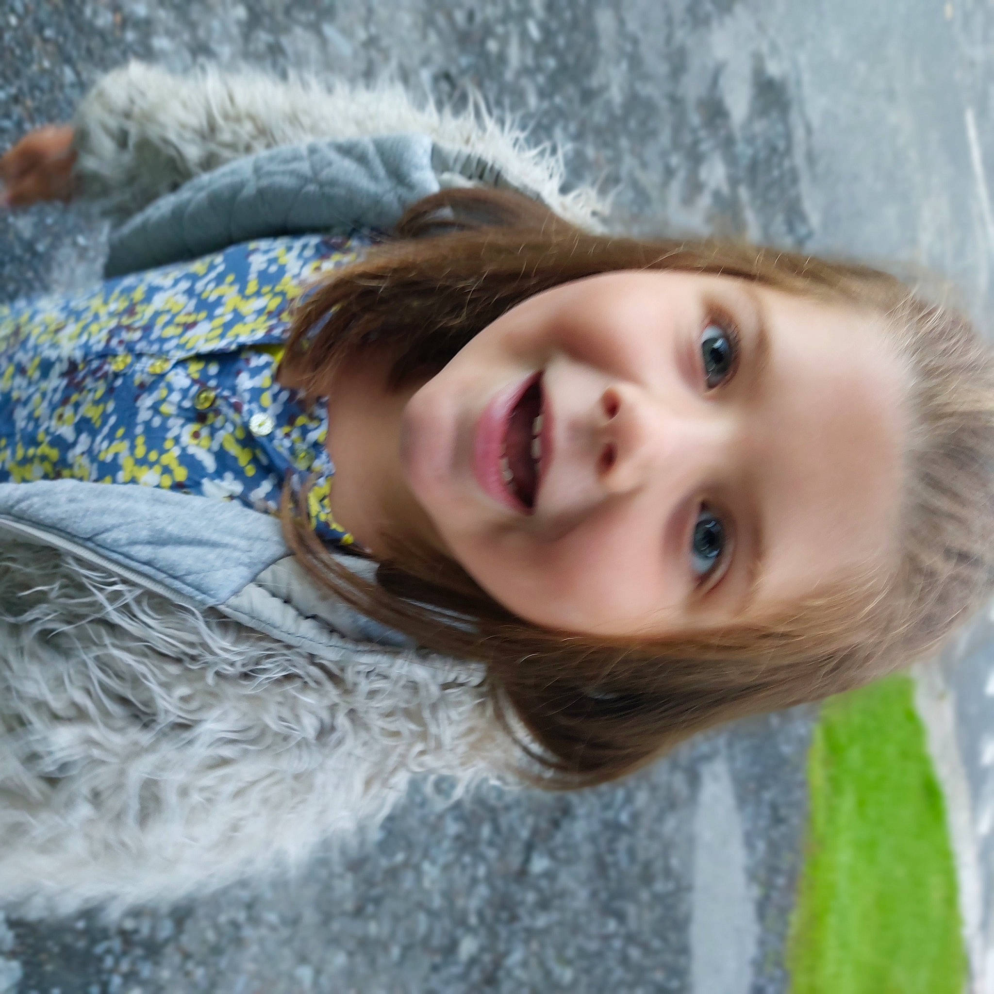 Louise participe au concours pour gagner de l'argent avec cette photo : cheek, chin, eye, eyebrow, eyelash, grass, hair, happy, human, iris, lip, mammal, mouth, nose, person, plant, skin, smile, tree, vertebrate