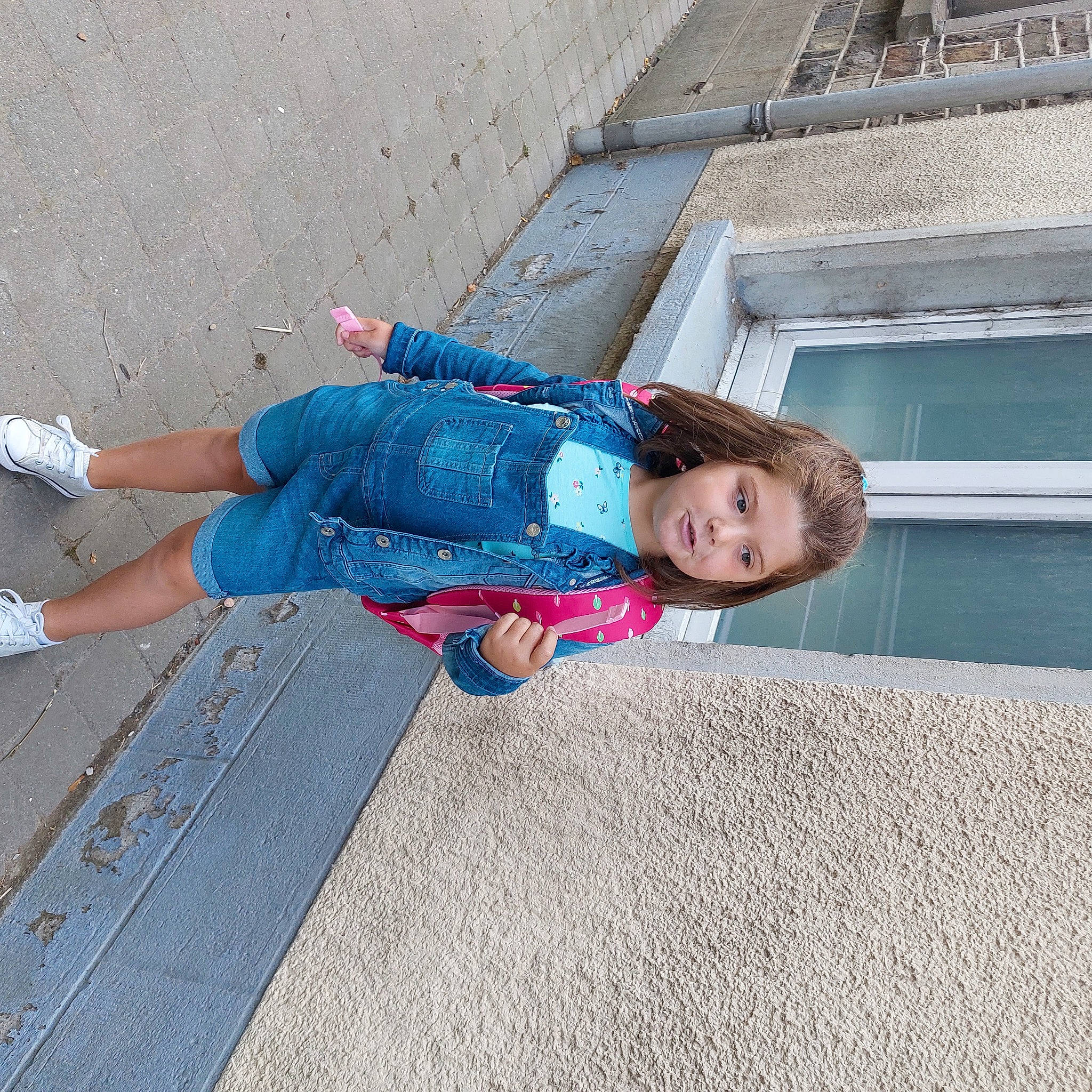 Louise a rejoint le concours — aidez-le/la à gagner de superbes lots ! asphalt, child, concrete, denim, electric_blue, flooring, foot, fun, human_leg, leisure, pedestrian, person, public_space, road_surface, sidewalk, smile, thigh, toddler, travel, vacation