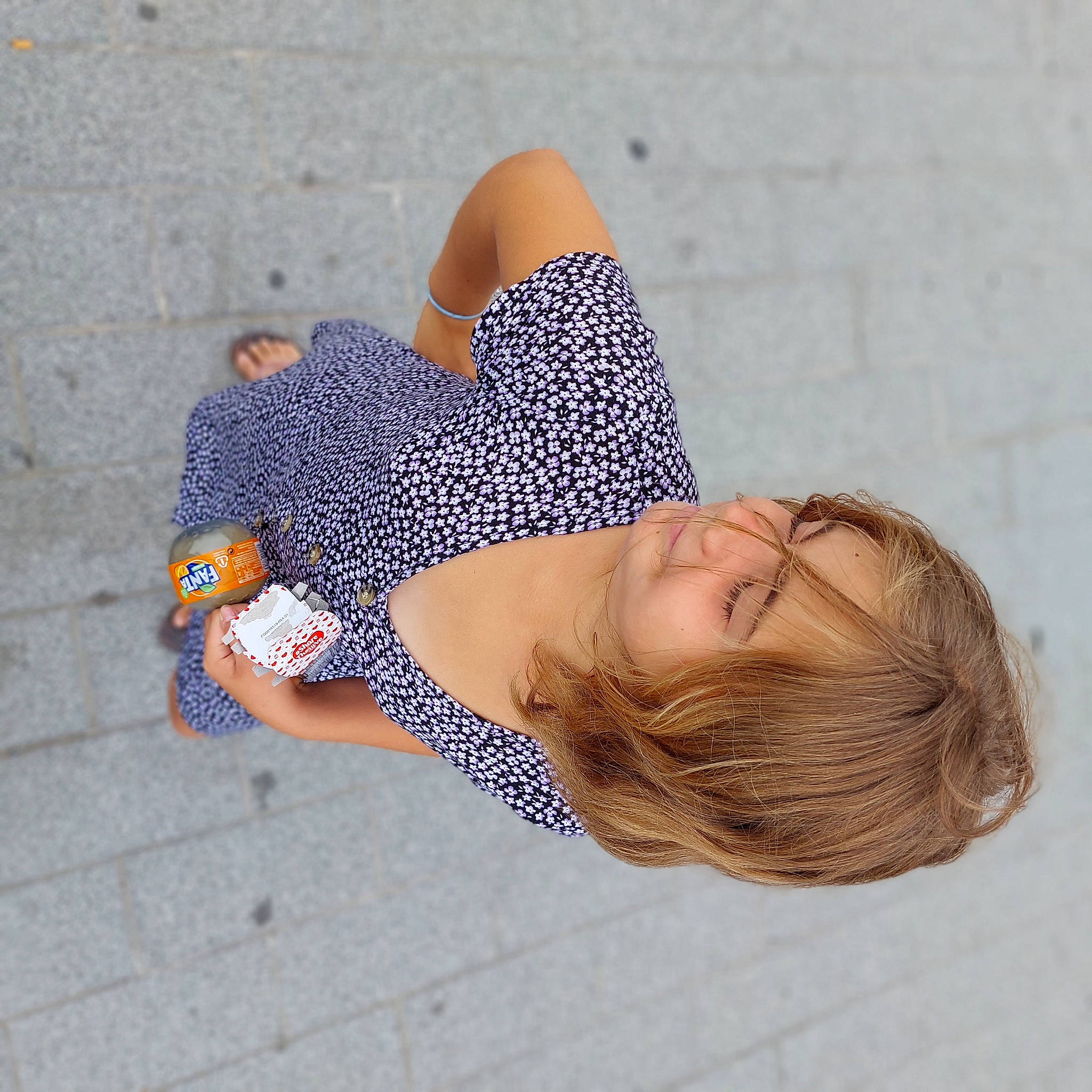 Liséa participe au concours pour gagner de l'argent avec cette photo : arm, elbow, electric_blue, fashion_accessory, finger, hand, happy, headgear, human_body, human_leg, neck, pattern, people_in_nature, person, sleeve, smile, sunglasses, thigh, waist, wood