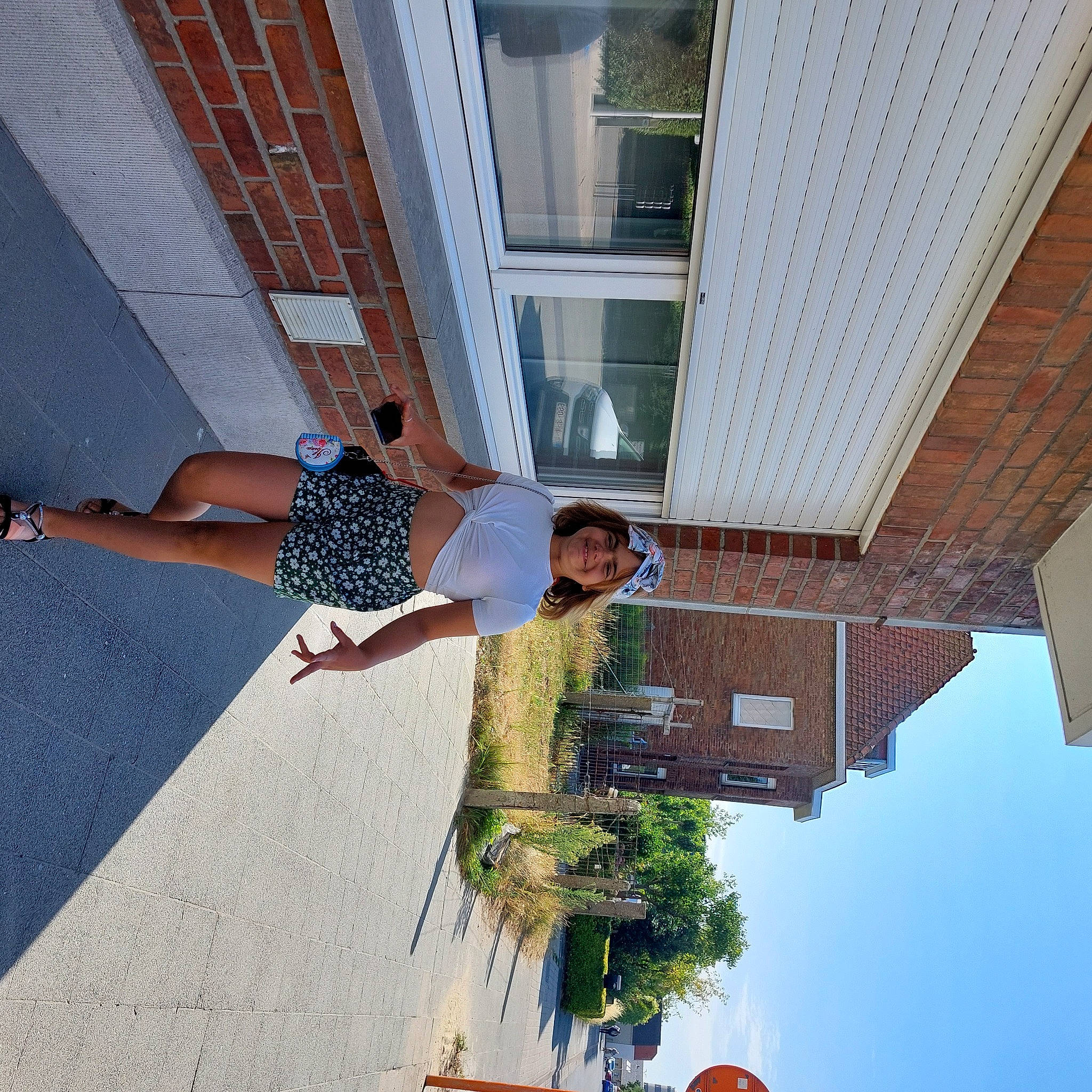 Liséa a rejoint le concours — aidez-le/la à gagner de superbes lots ! azure, building, ceiling, concrete, daytime, facade, fun, headwear, human_leg, joy, leisure, pattern, person, plant, red, shade, sky, thigh, tints_and_shades, tree