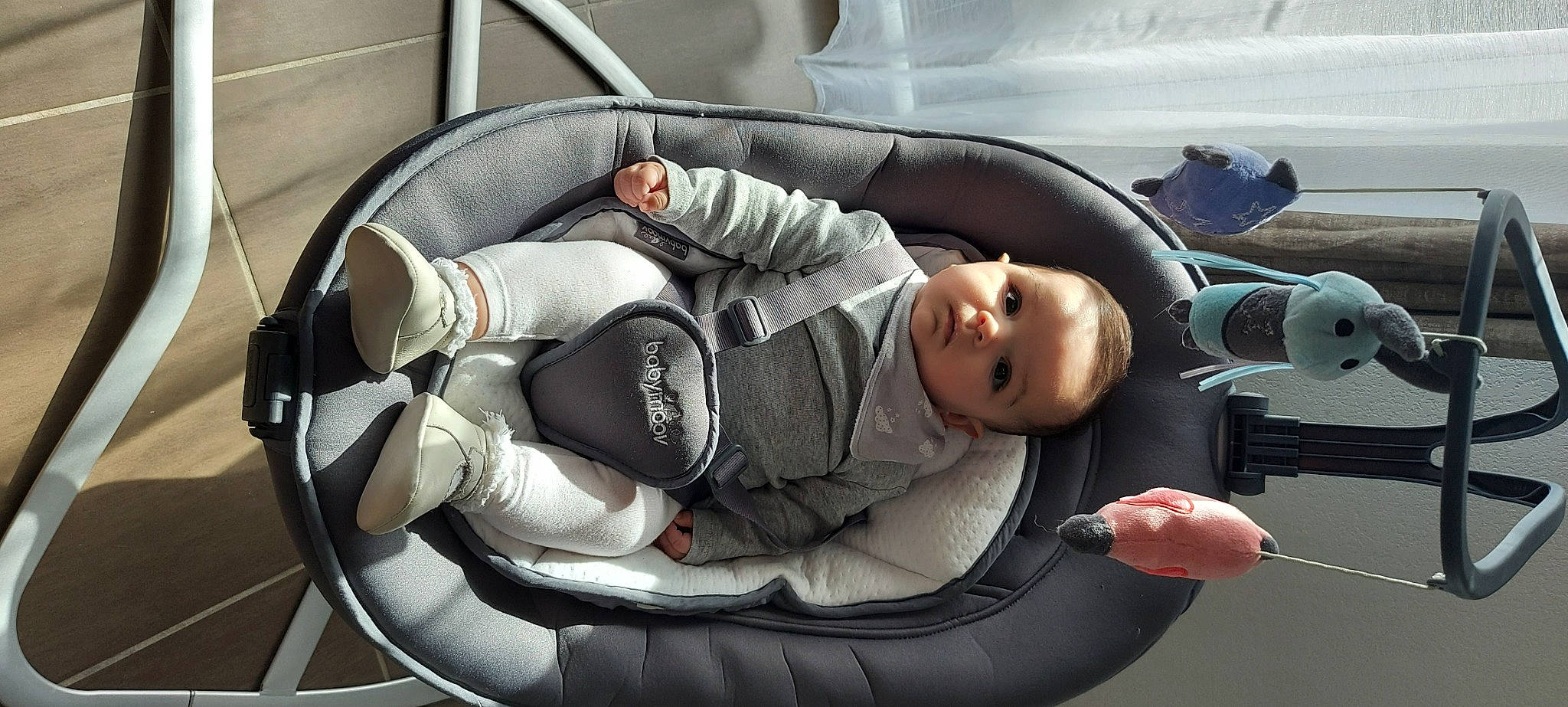 Mayar participe au concours pour gagner de l'argent avec cette photo : auto_part, automotive_design, automotive_exterior, baby, baby_carriage, baby_in_car_seat, baby_products, baby_toddler_clothing, car_seat, carmine, child, comfort, family_car, luxury_vehicle, motor_vehicle, passenger, person, service, sitting, toddler