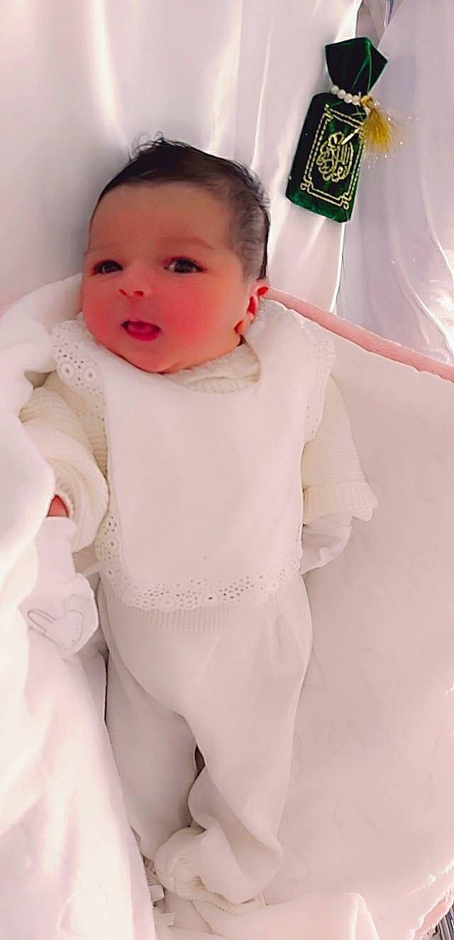 Mayar participe au concours pour gagner de l'argent avec cette photo : baby, baby_products, baby_toddler_clothing, child, costume_accessory, embellishment, flag, linens, person, product, skin, textile, toddler, white