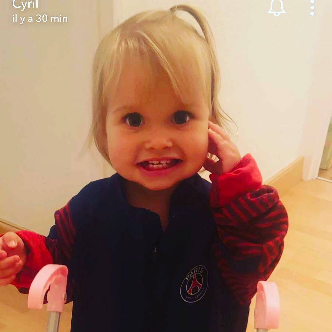 Luna a rejoint le concours — aidez-le/la à gagner de superbes lots ! arm, baby_toddler_clothing, blond, cheek, ear, eyelash, finger, gesture, happy, head, iris, joy, mouth, neck, nose, person, skin, sleeve, smile, t_shirt