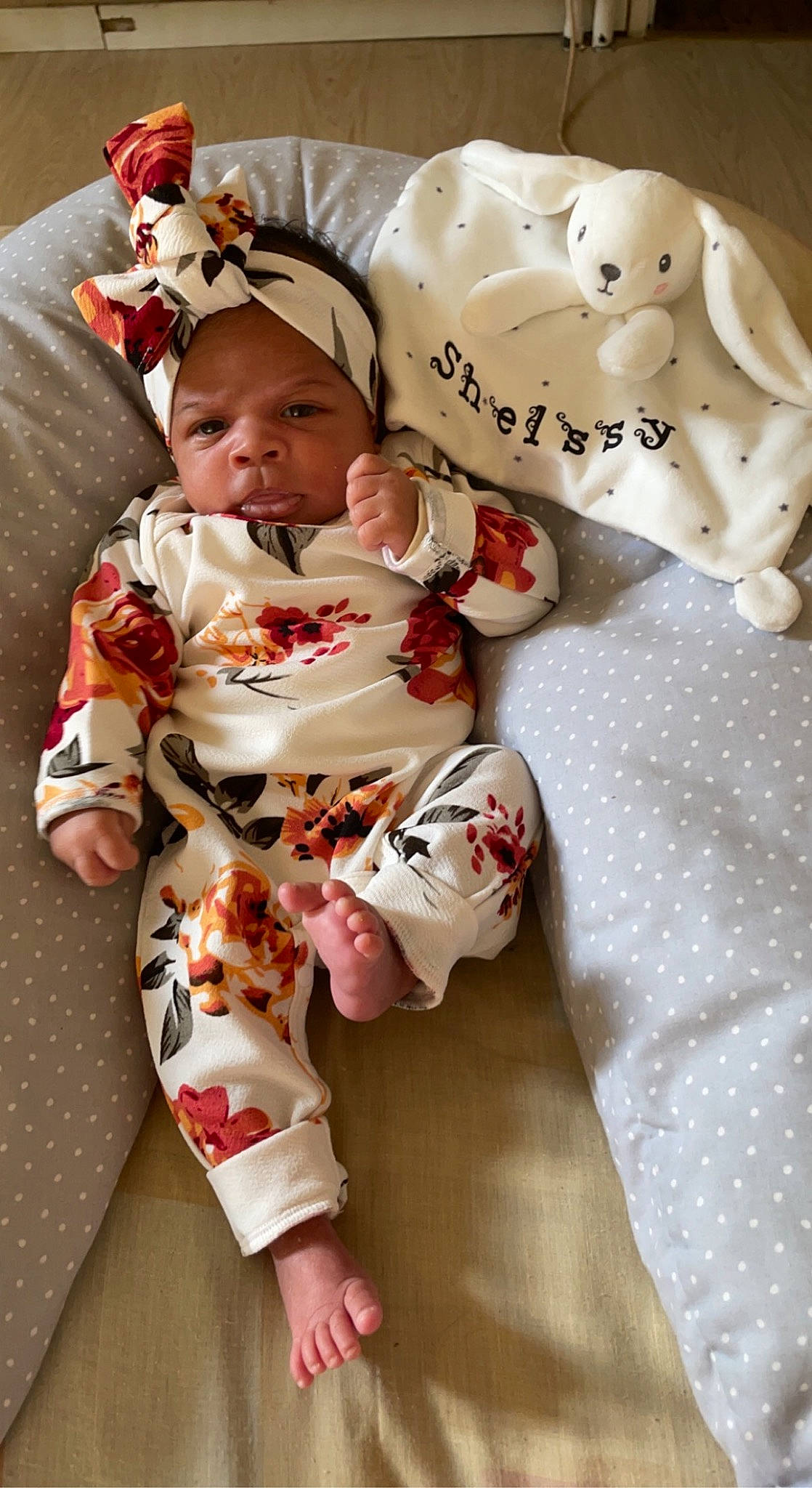 Shelssy participe au concours pour gagner de l'argent avec cette photo : baby, baby_products, baby_sleeping, baby_toddler_clothing, bedding, carmine, child, comfort, couch, foot, happy, headwear, lap, linens, nightwear, pattern, person, sitting, sleeve, thigh