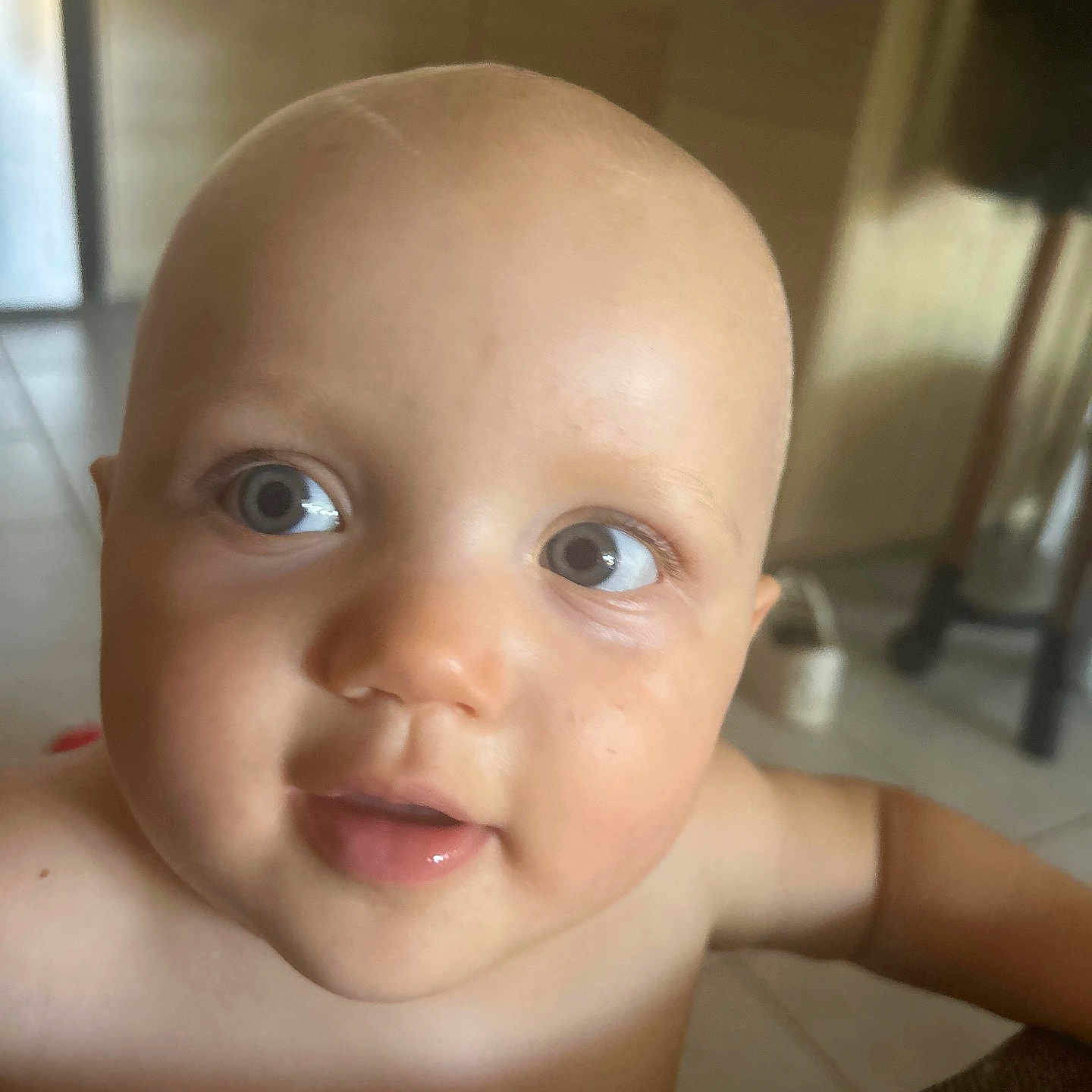 Charles a rejoint le concours — aidez-le/la à gagner de superbes lots ! architecture, baby, bodypart, building, door, face, furniture, happy, head, indoors, laughing, livingroom, mouth, newborn, person, photography, portrait, selfie, smile, teeth